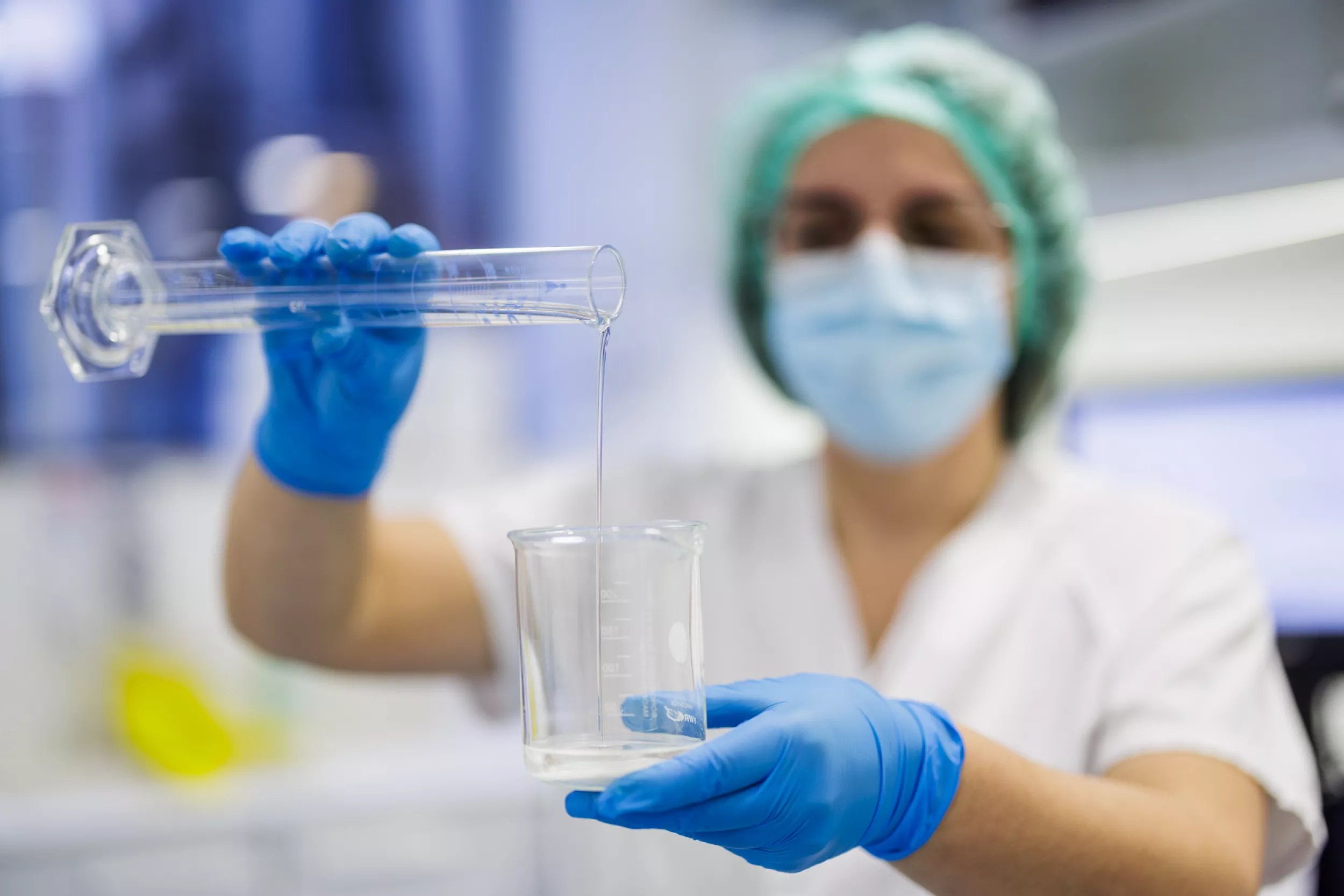 Una tècnica elaborant un medicament