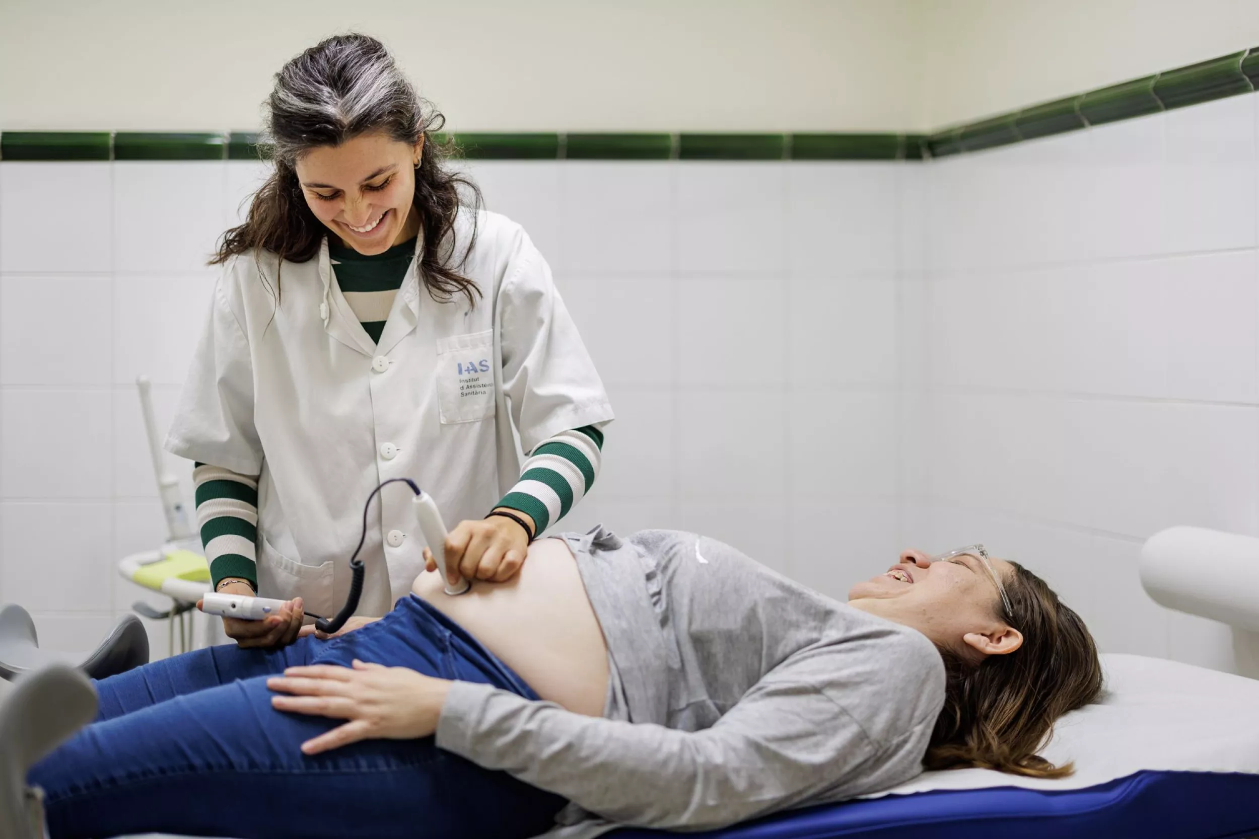 Metge fent una ecografia a una pacient embarassada