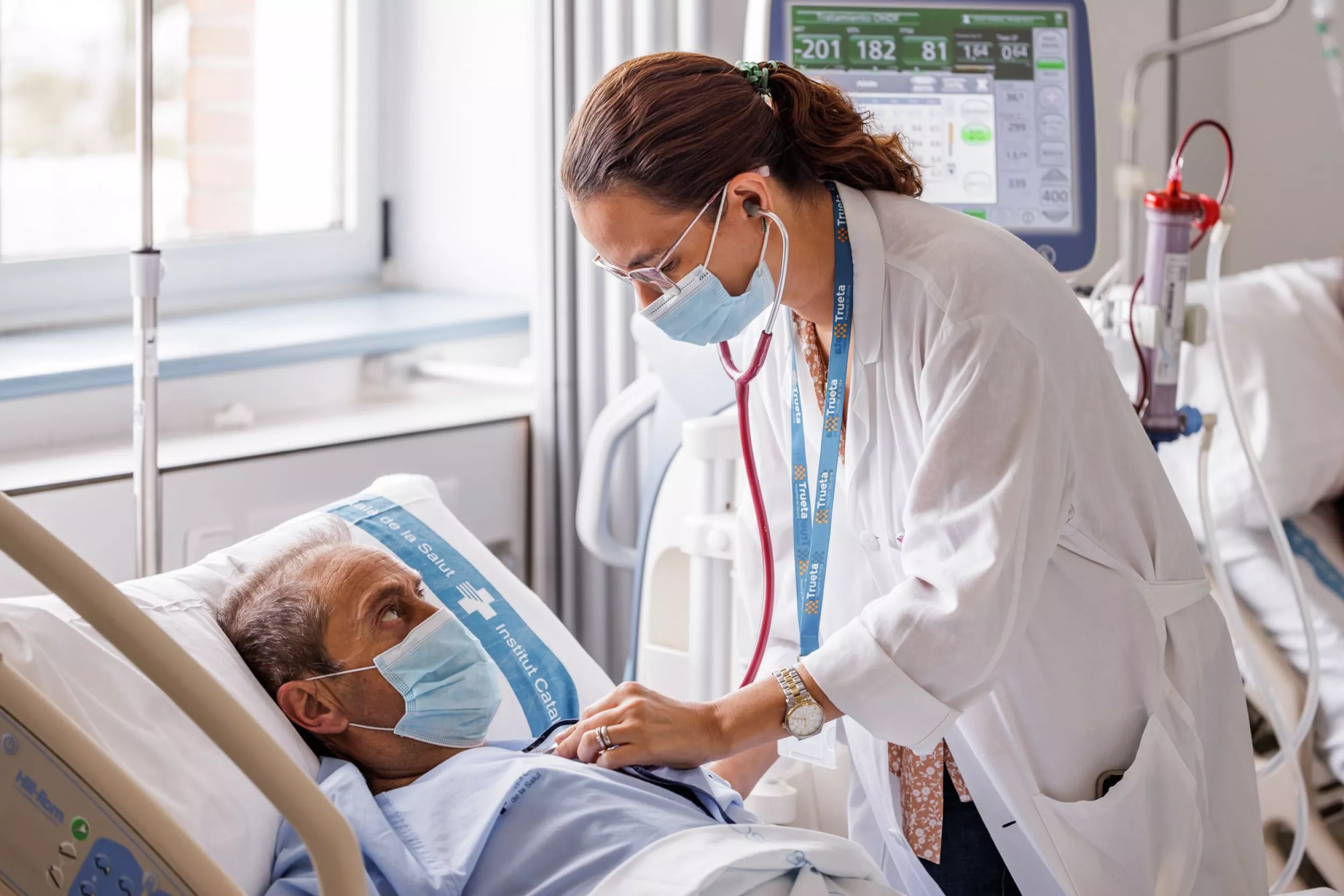 Infermera auscultant un pacient