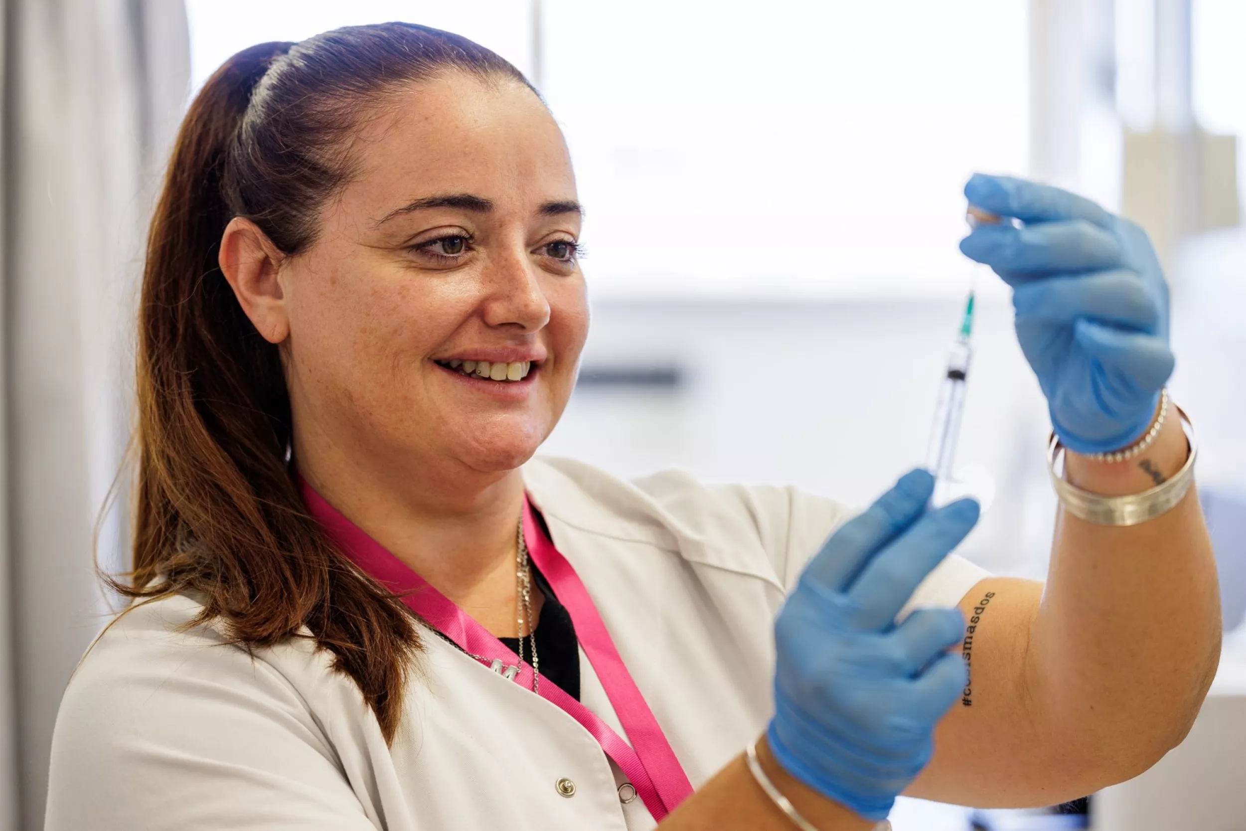 Infermera somrient amb una xeringa