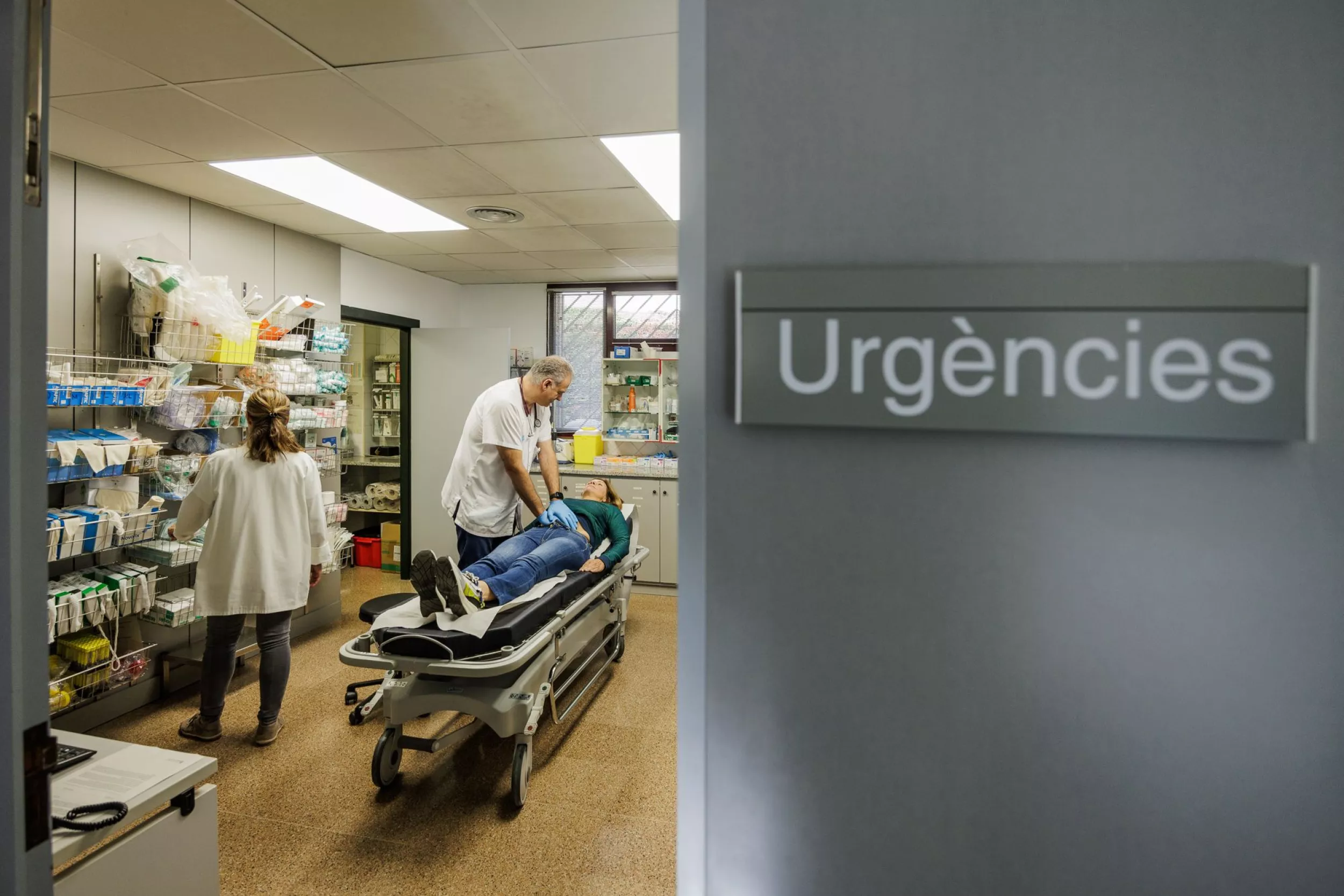 Sala d'Urgències amb metges tractant a un pacient