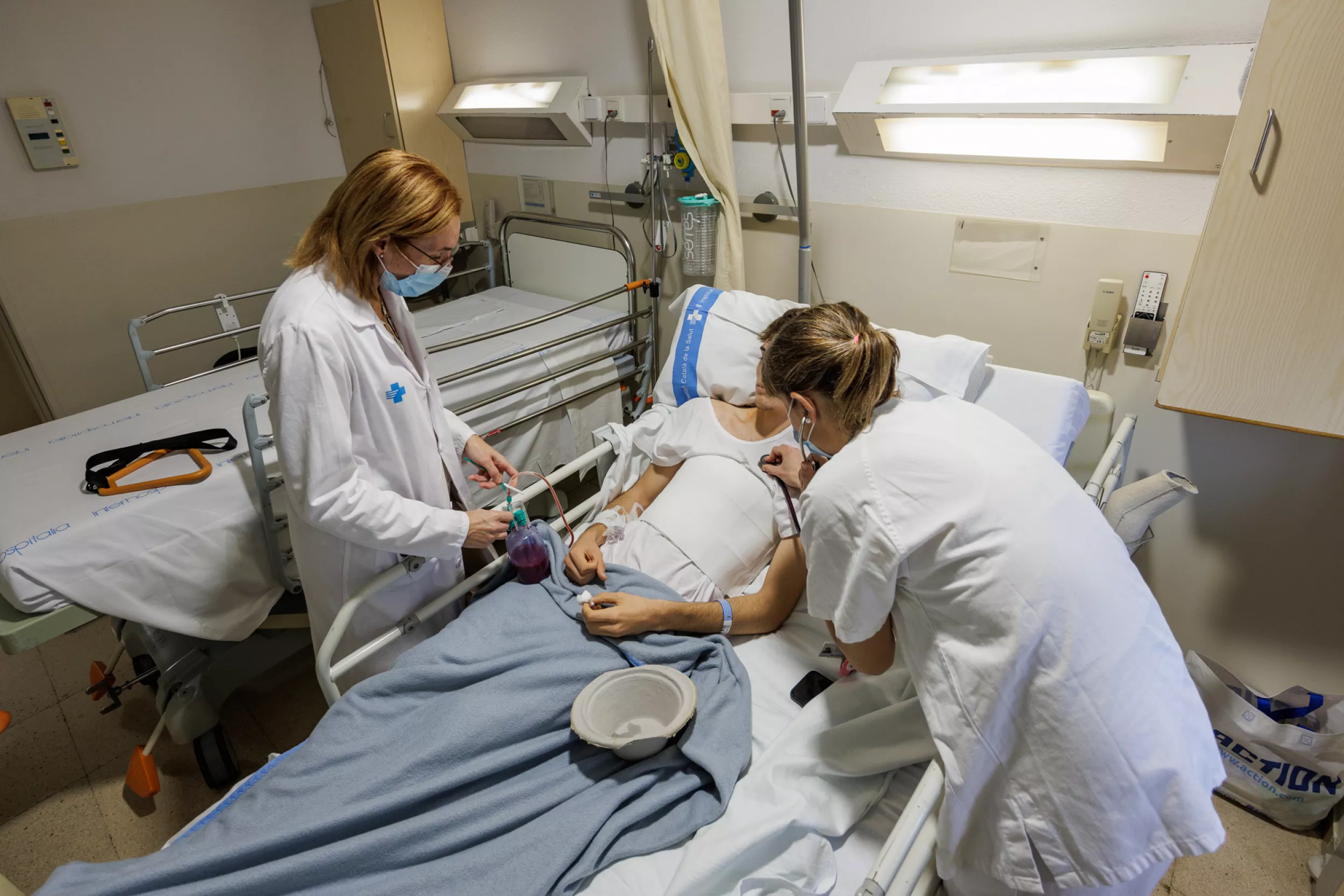 Doctores atenent a un pacient ingressat.