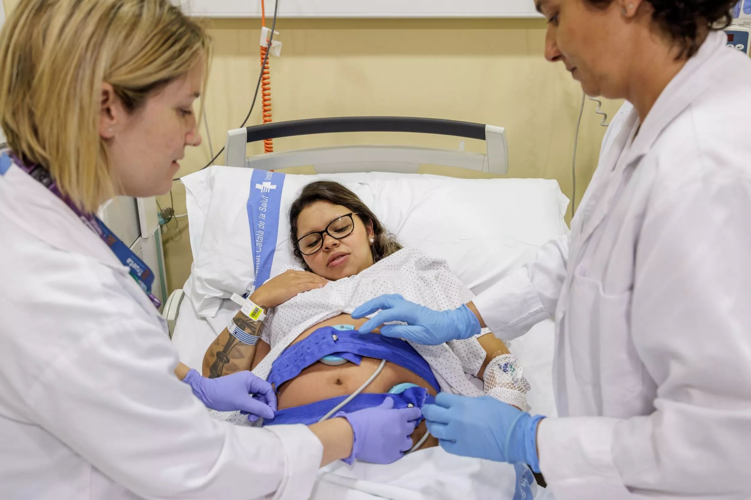 Dues metgesses observant el budell d'una embarassada