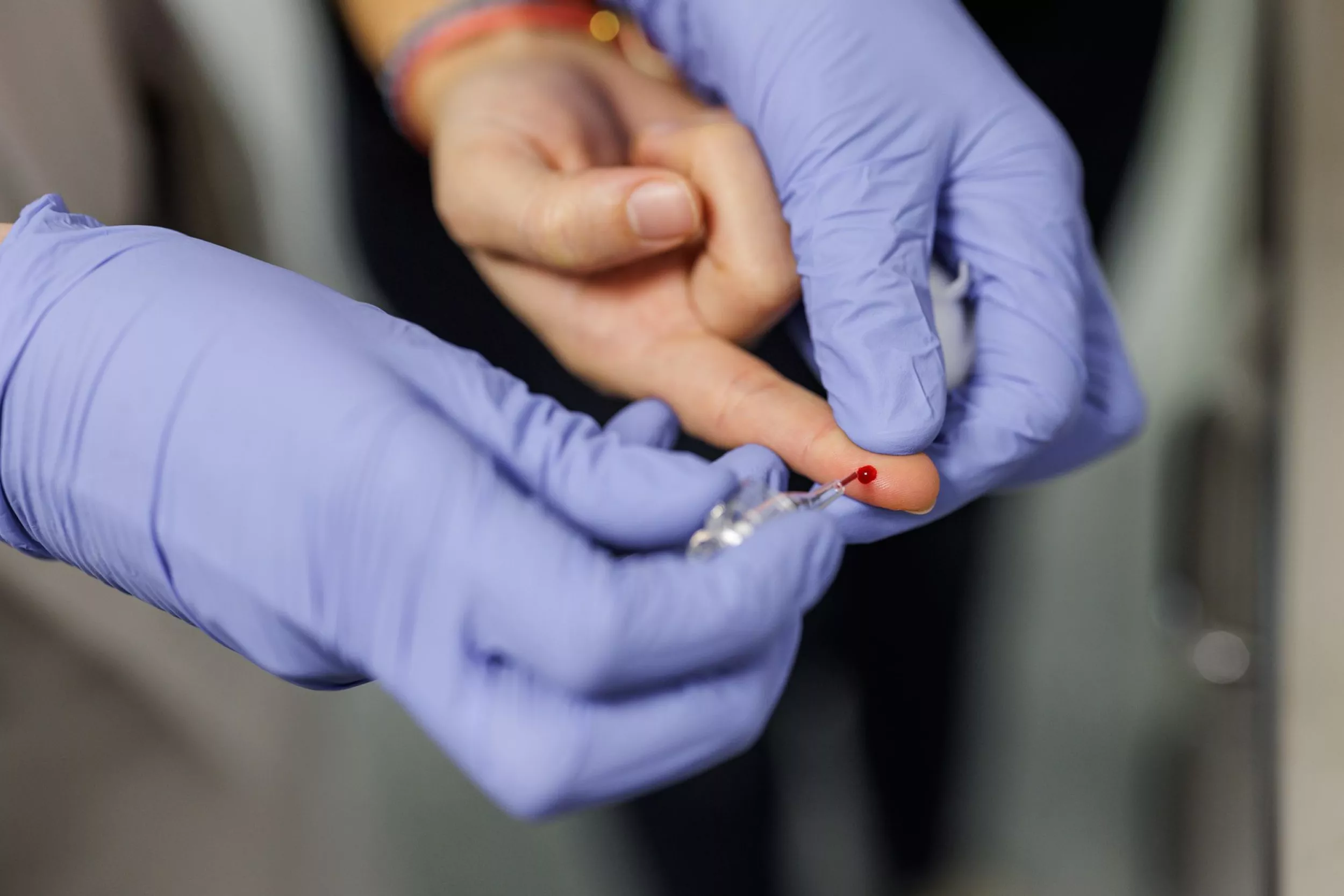 Infermer traient sang dun dit a un pacient