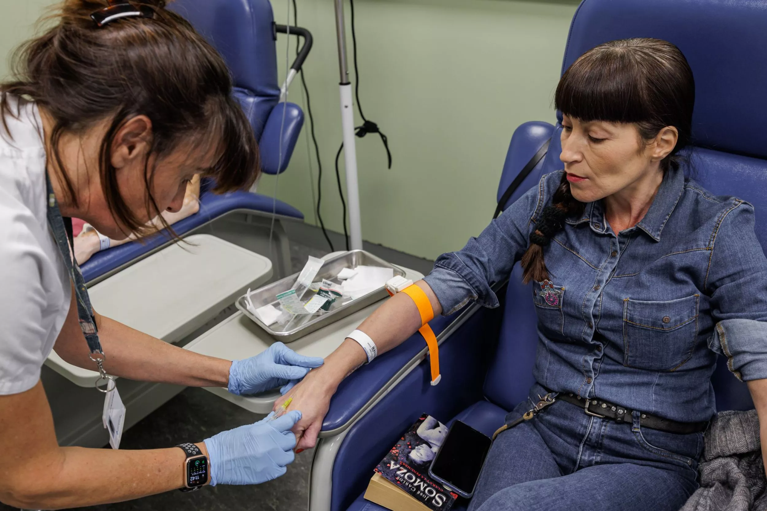 Infermera posant una via a una pacient