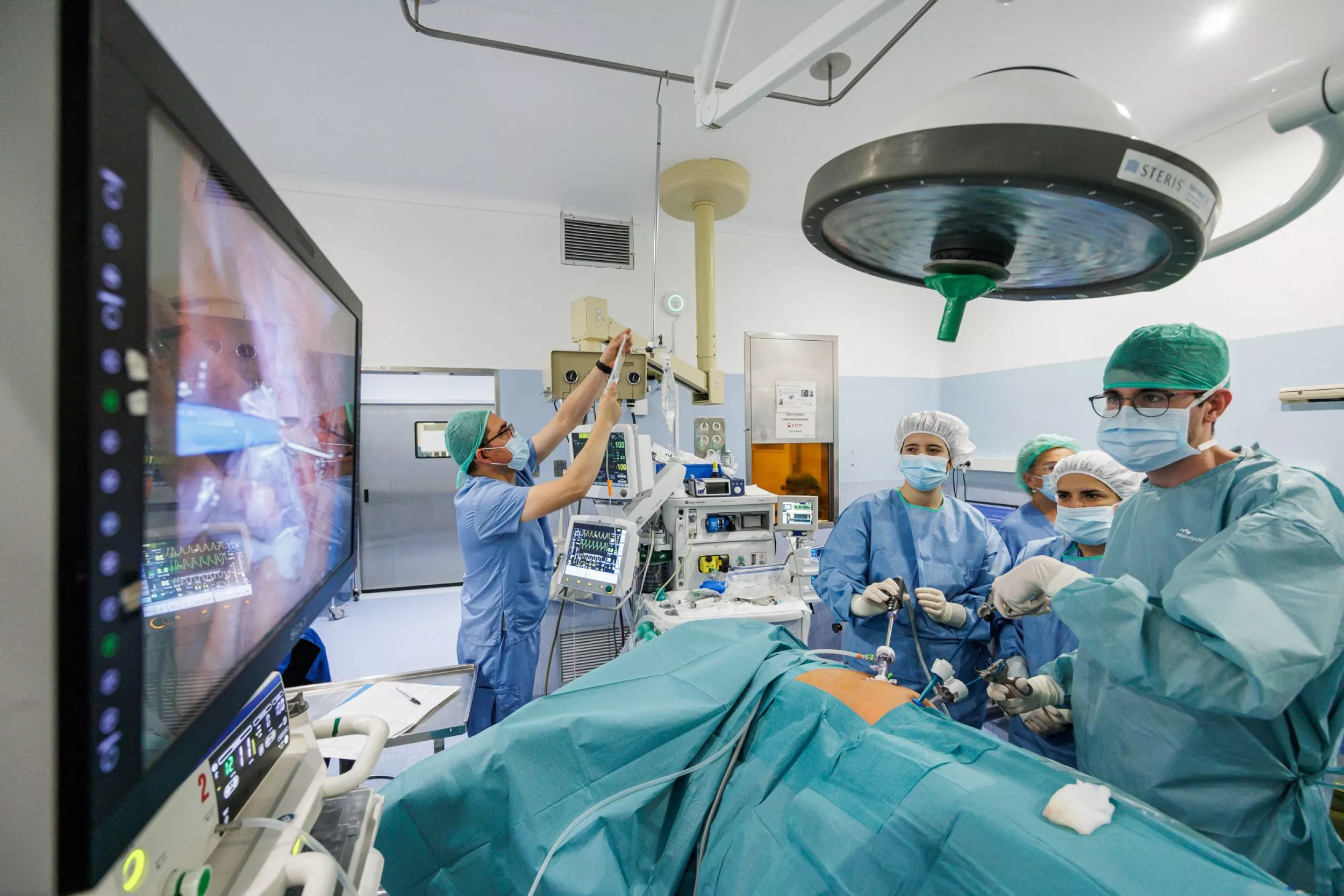 Quiròfan amb metges operant