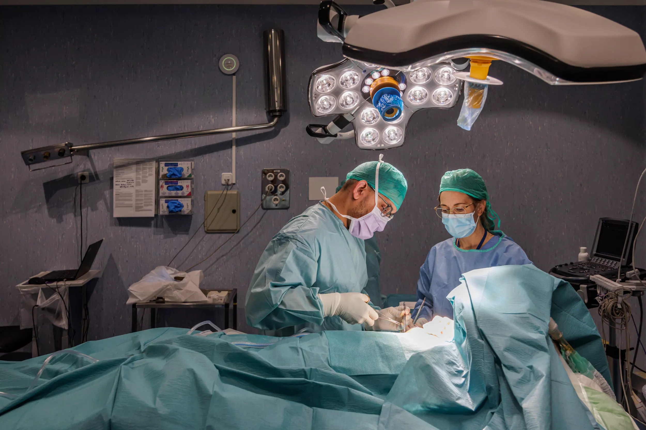 Cirurgians realitzant una operació.