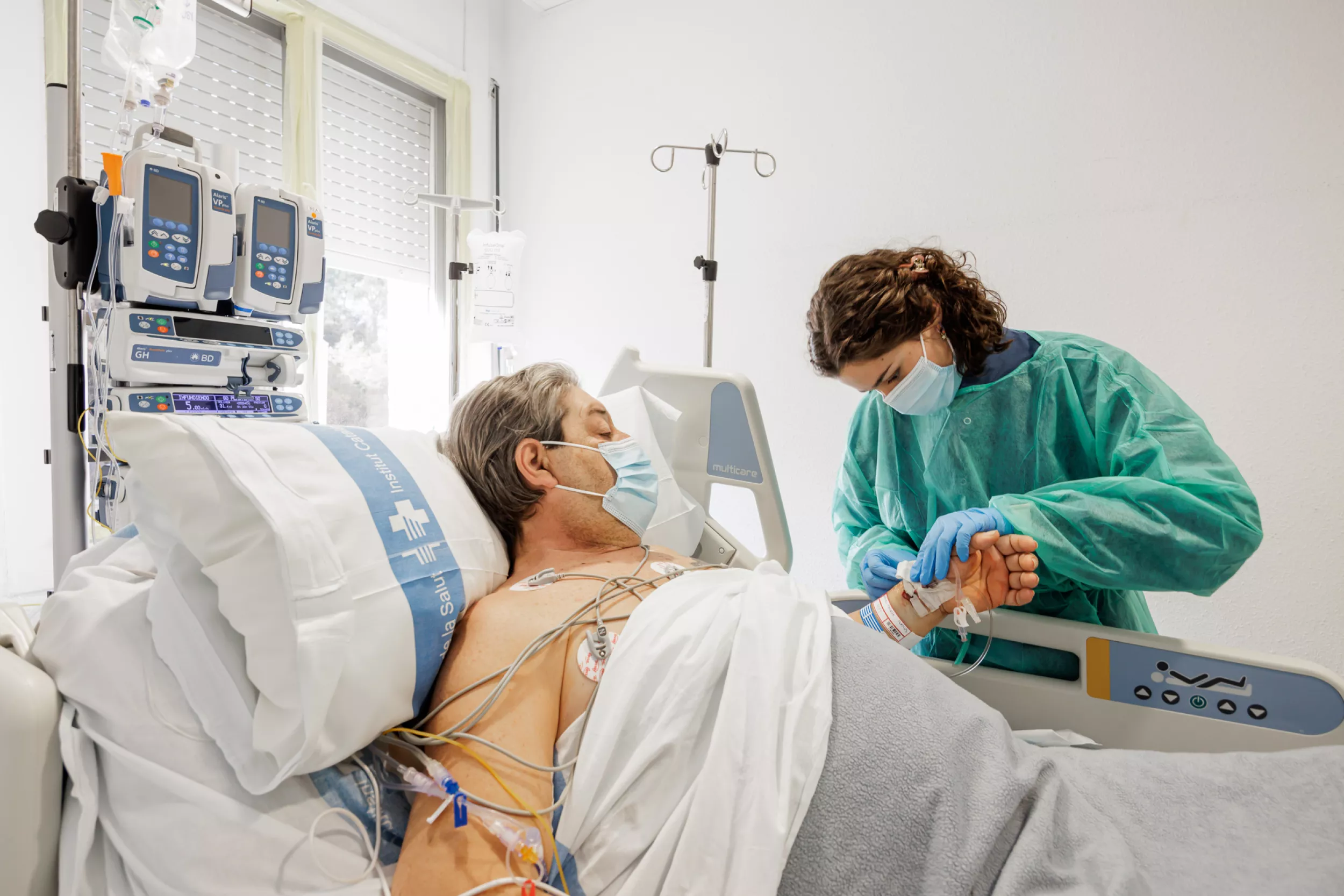 Una mèdic assistint a un pacient