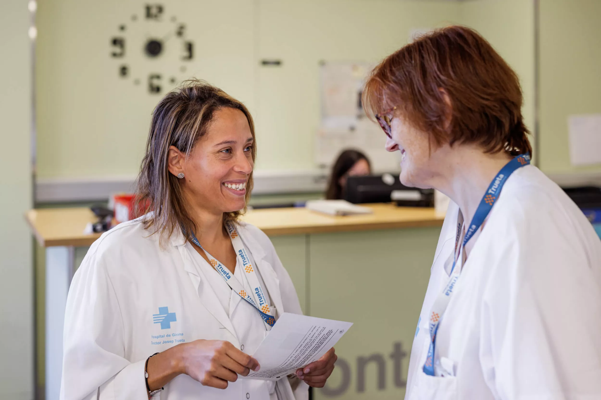 Dues metgesses parlant entre si