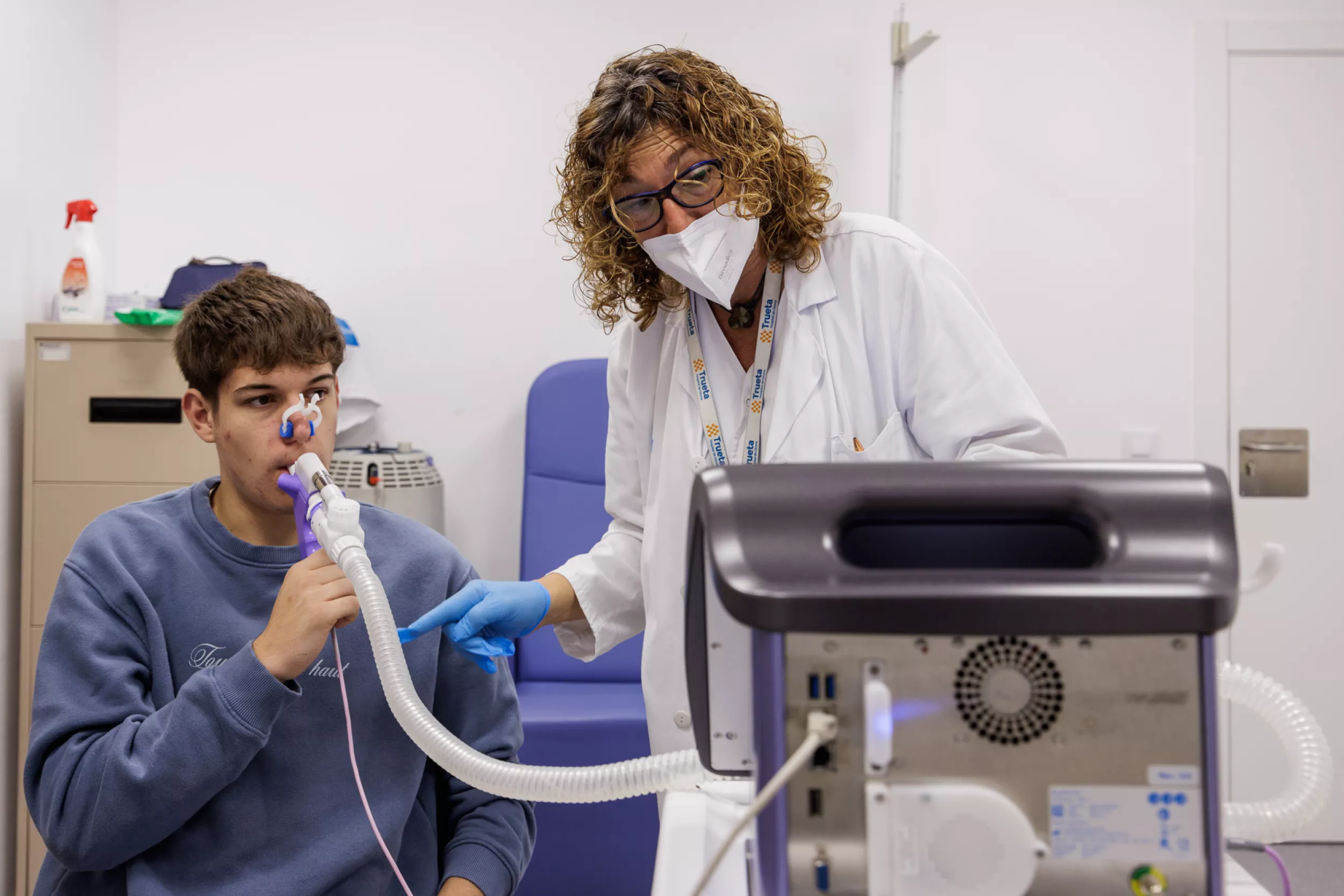 Infermera fent prova pulmonar a un pacient