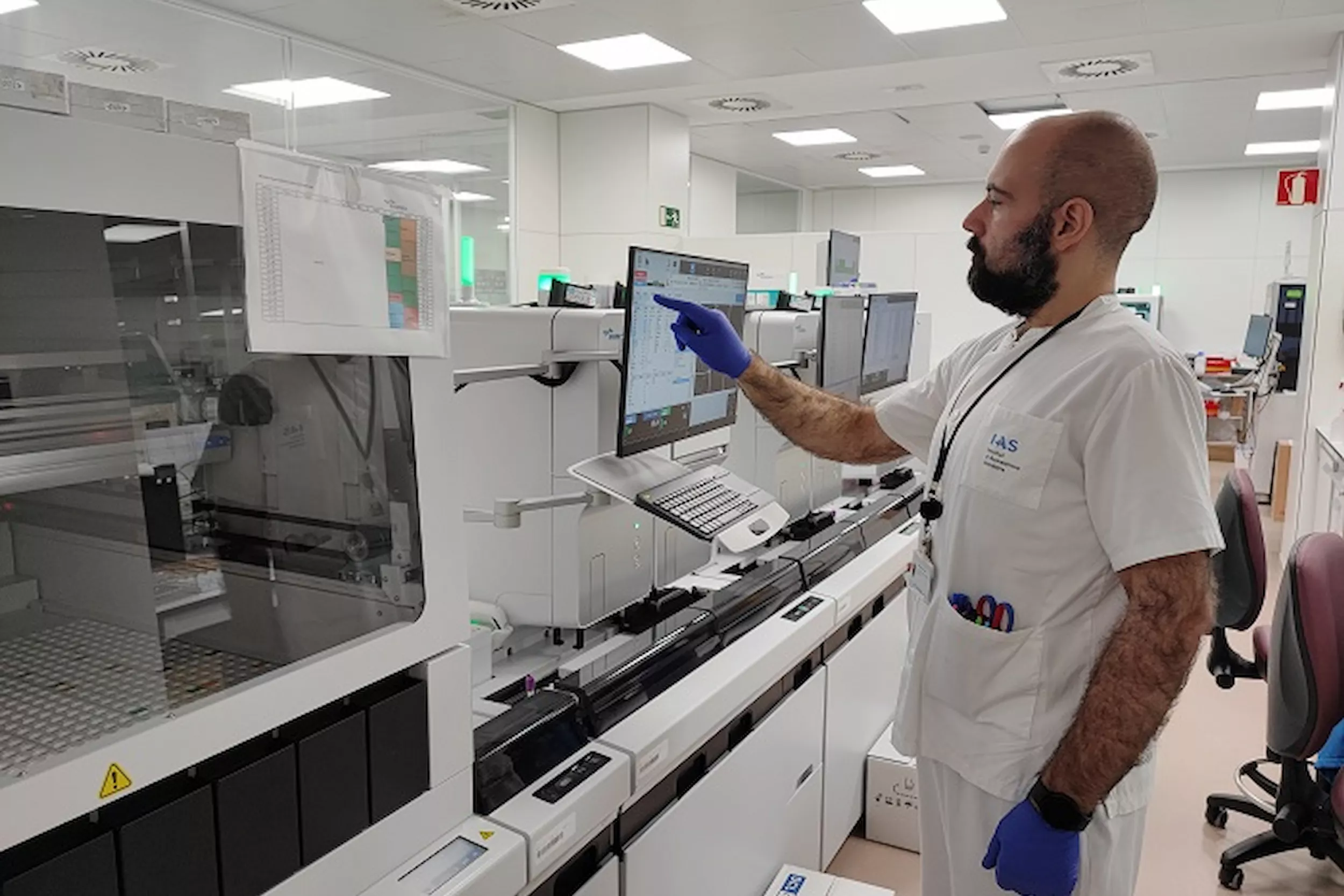 Un tècnic utilitzant la cadena robòtica del Laboratori.