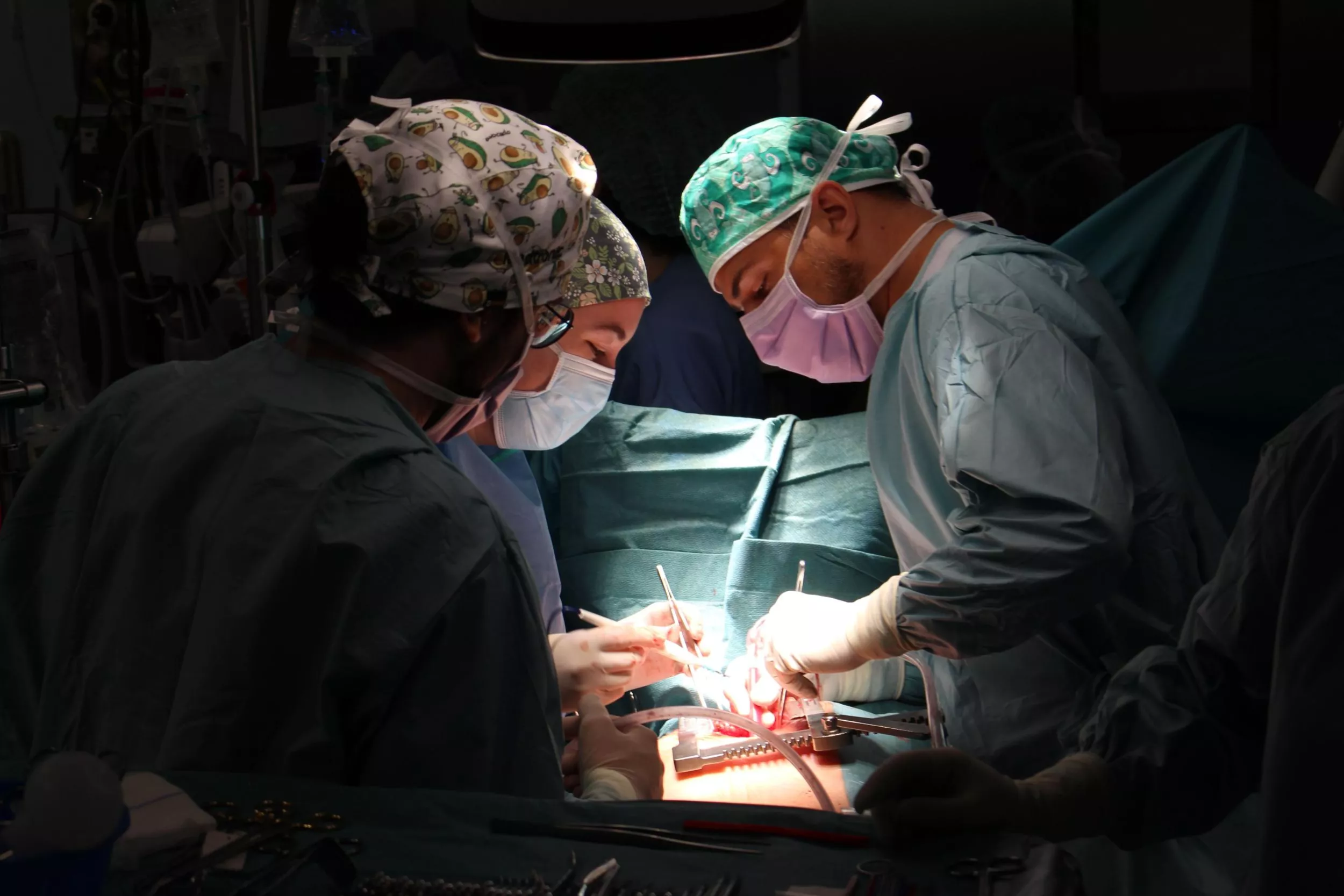 Tres cirurgians operant en un quiròfan