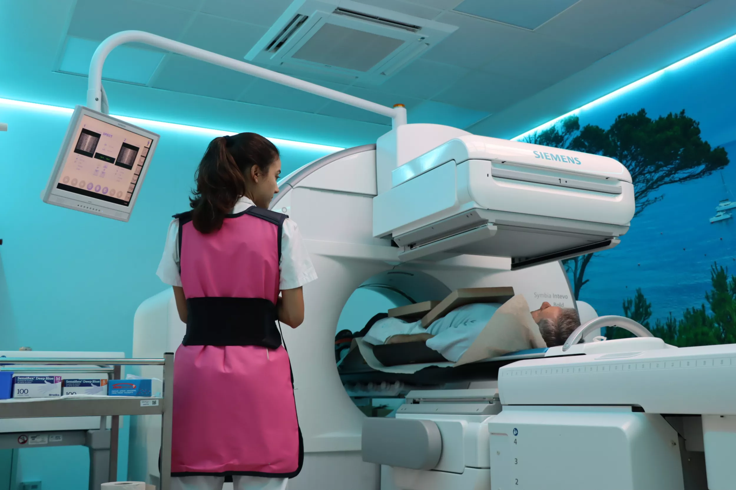 Metgessa realitzant un escàner a un pacient