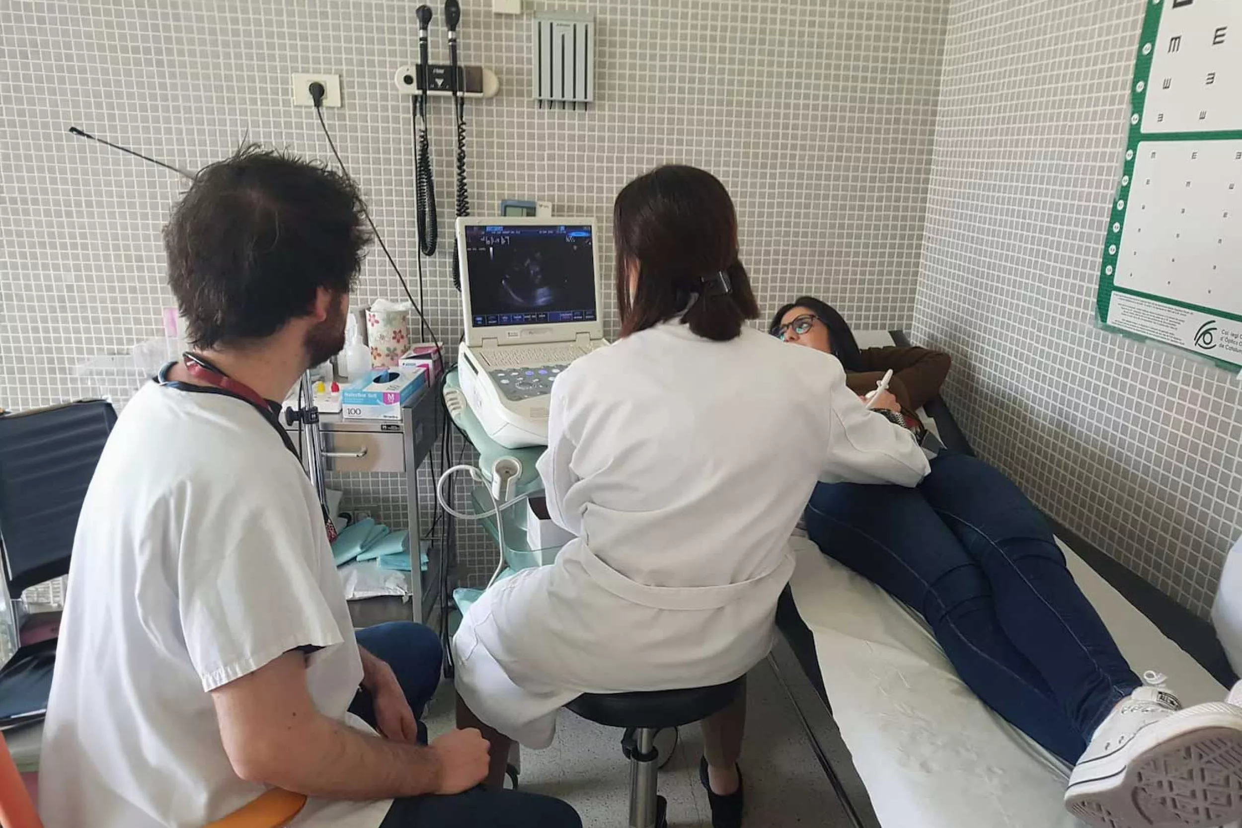 Metge i resident fent una ecografia abdominal a una pacient