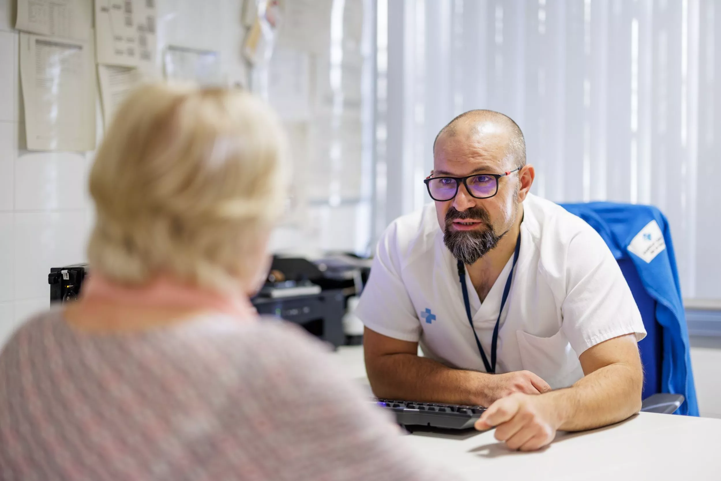 Metge parlant amb una pacient