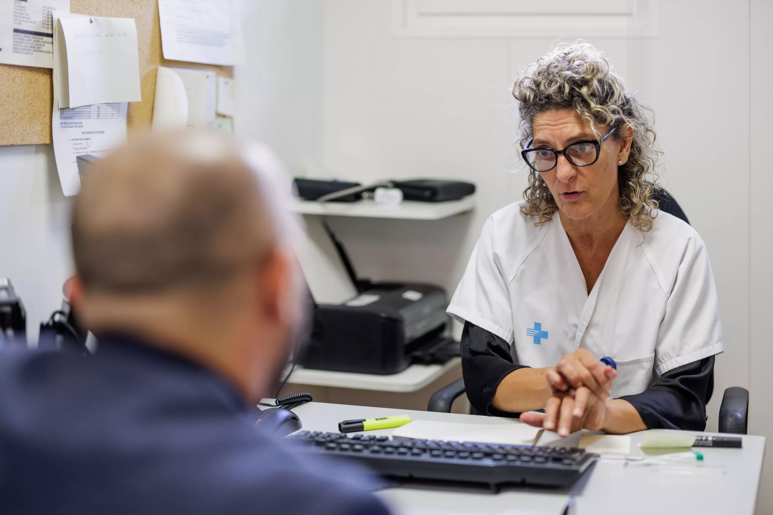 Una doctora atendiendo a un paciente
