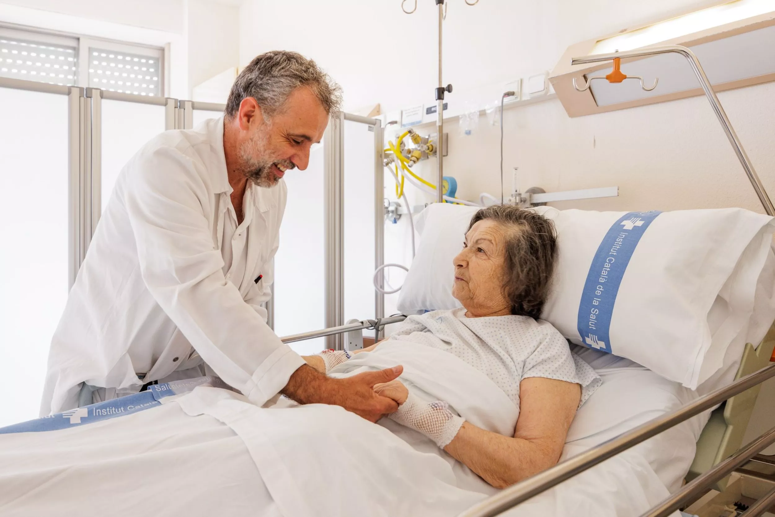 Metge atenent una pacient