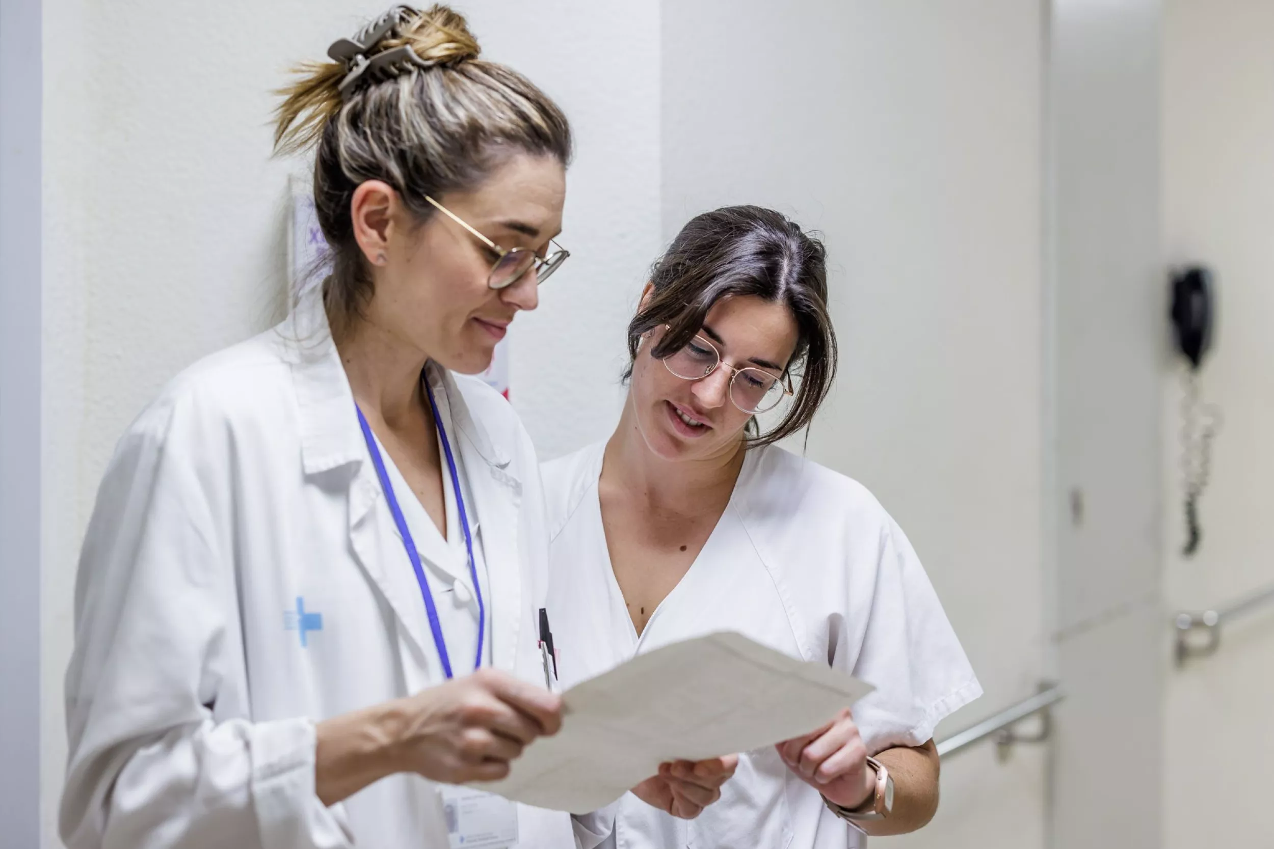 Una metgessa i una infermera llegint l'alta d'un pacient