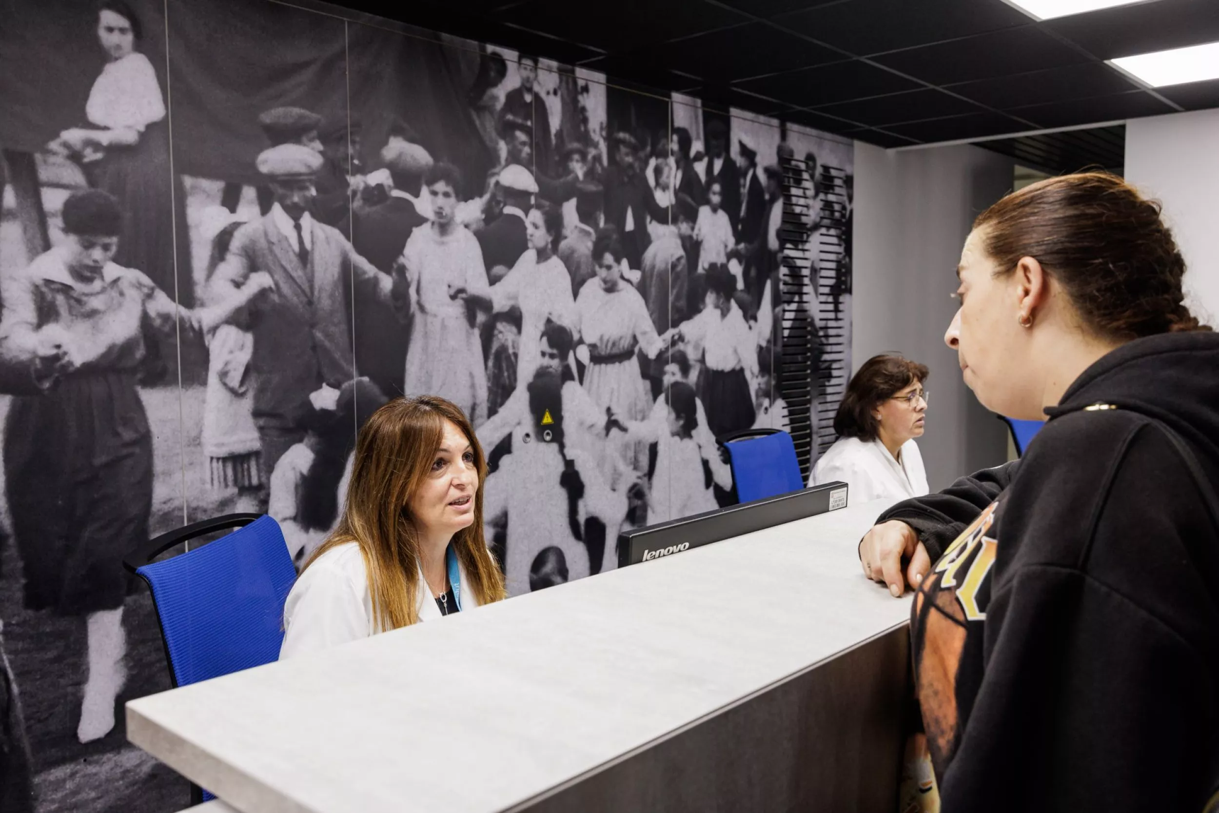  Taulell del CAP Salt amb una administrativa atenent una persona