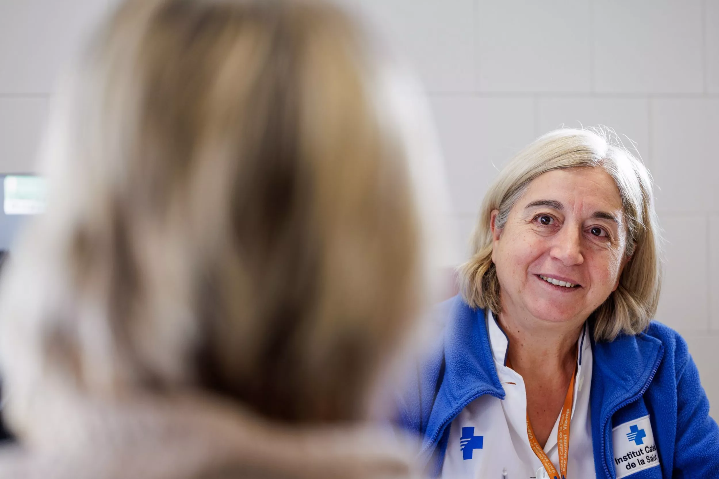 Metge parlant amb un pacient