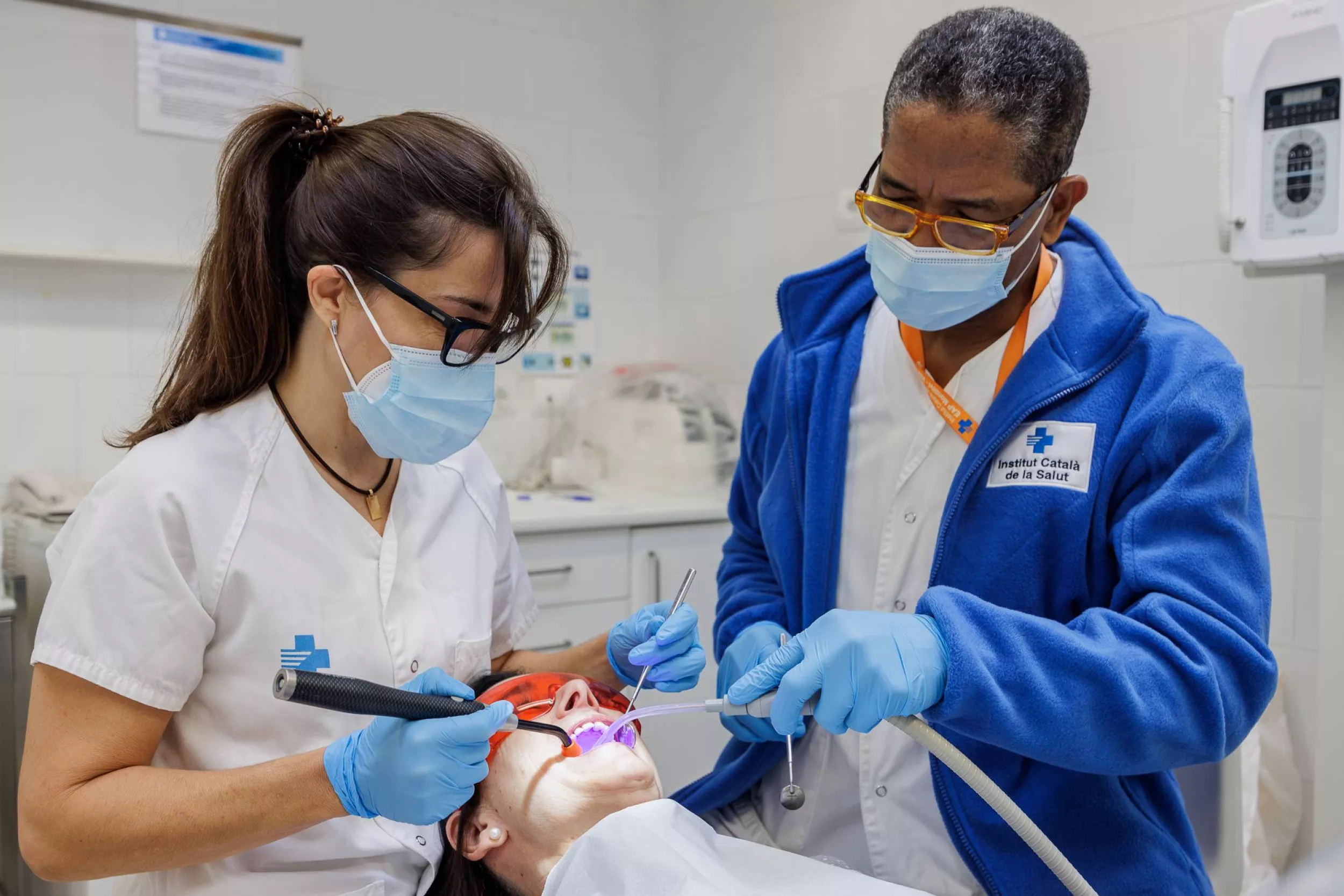 Metges d'odontologia tractant una pacient