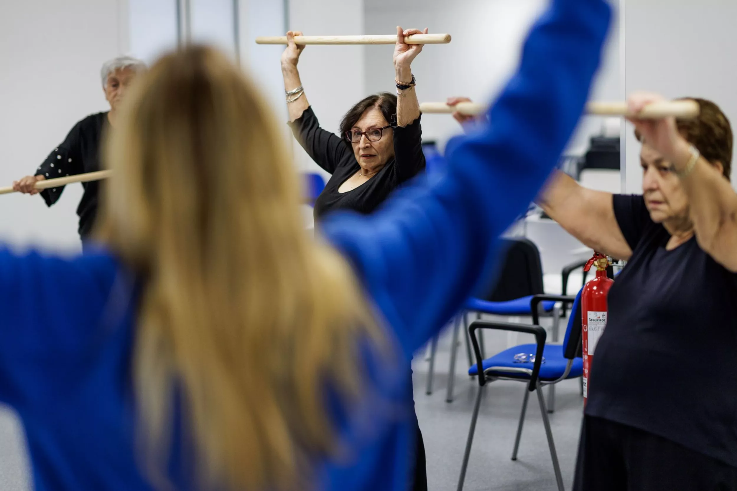 Treballadora d'un CAP fent exercici amb pacients