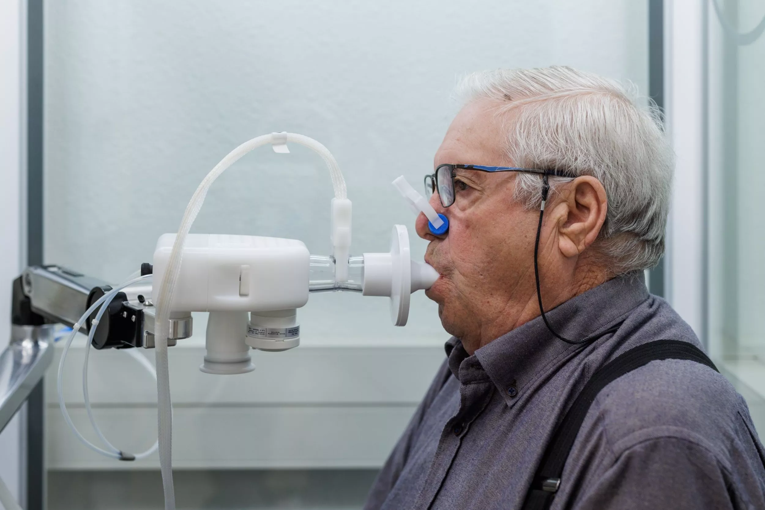 Pacient amb una màquina per fer proves de funció pulmonar