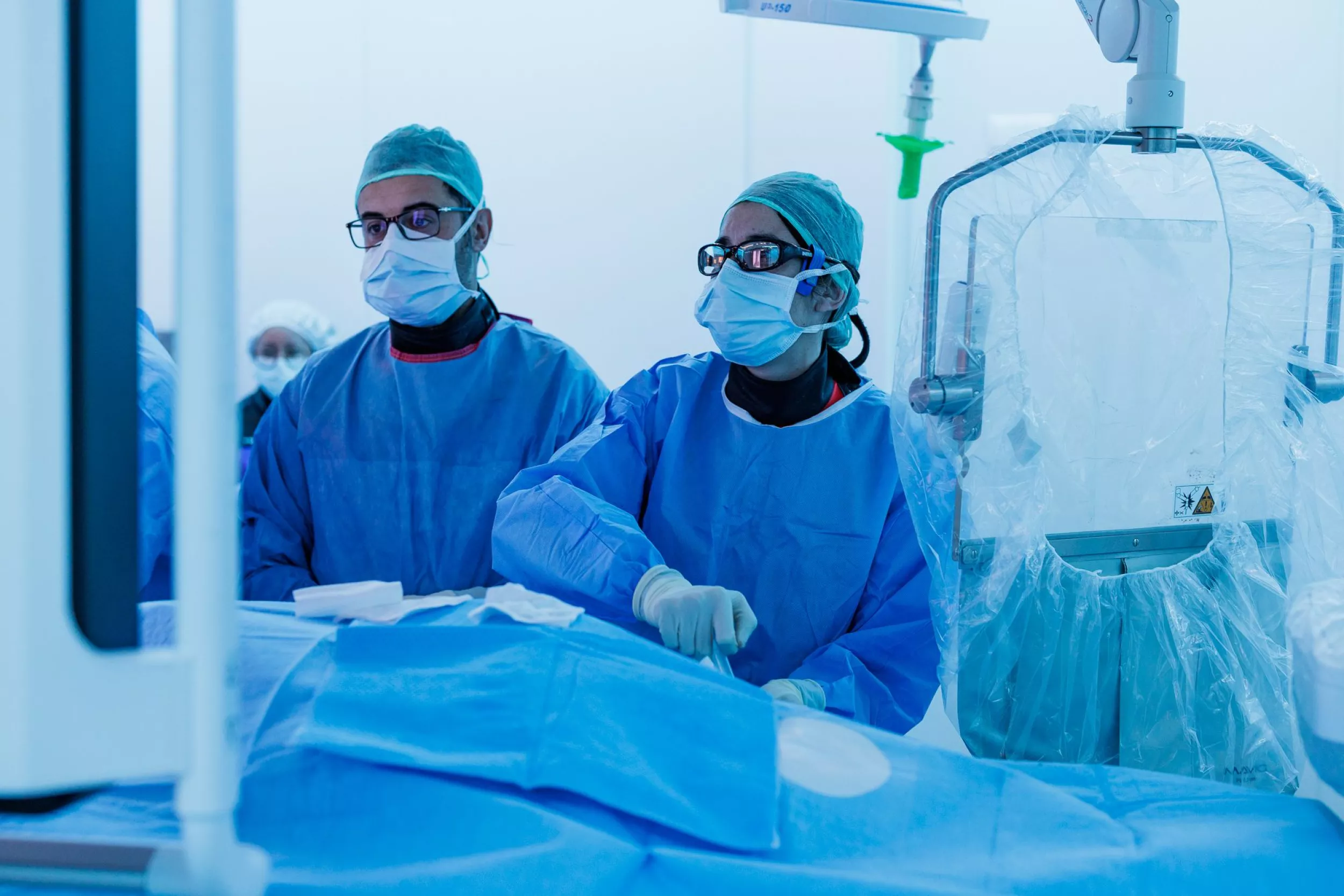 Dos cirurgians mirant una pantalla al quirofan