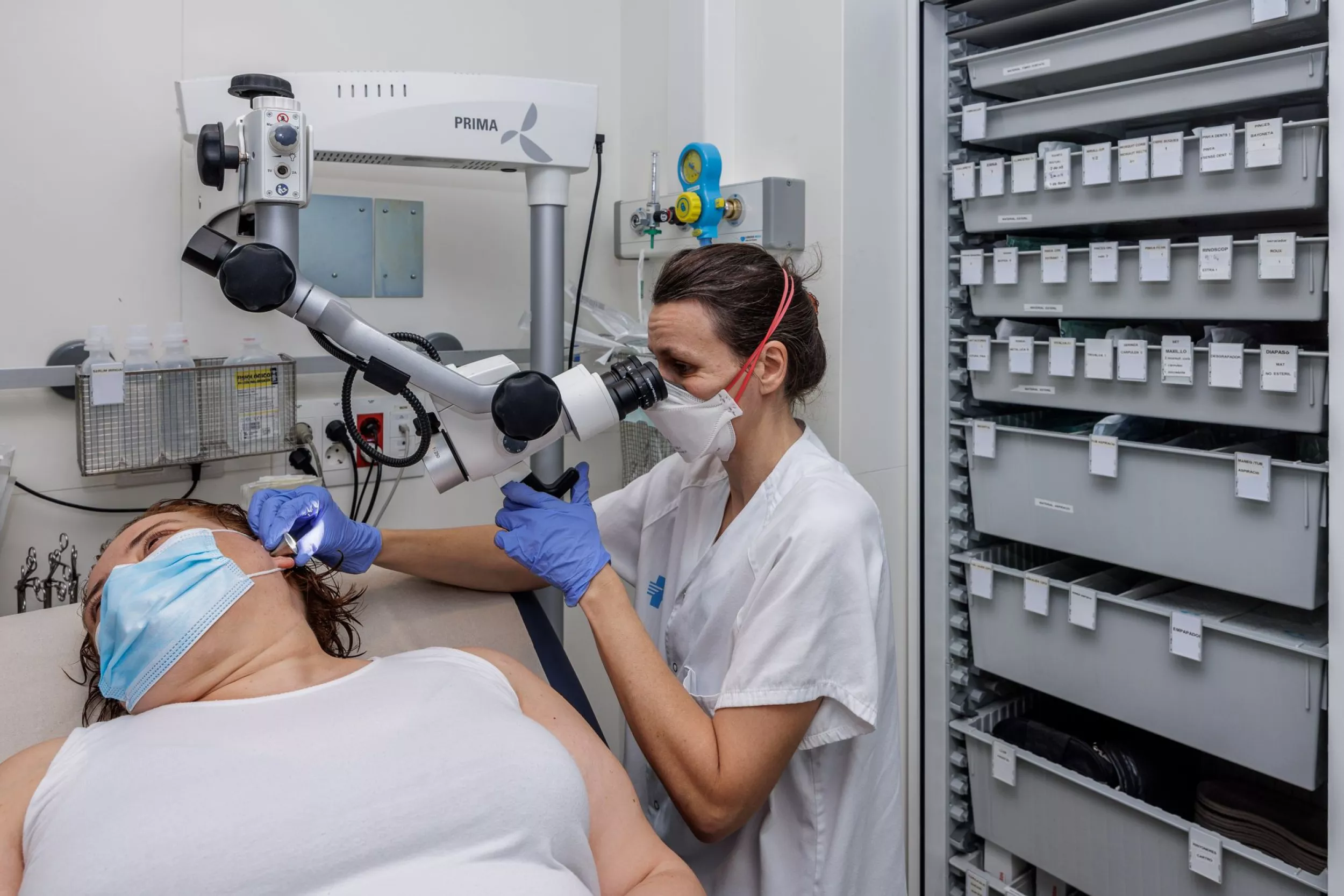 Una metge observant l'oïda d'un pacient