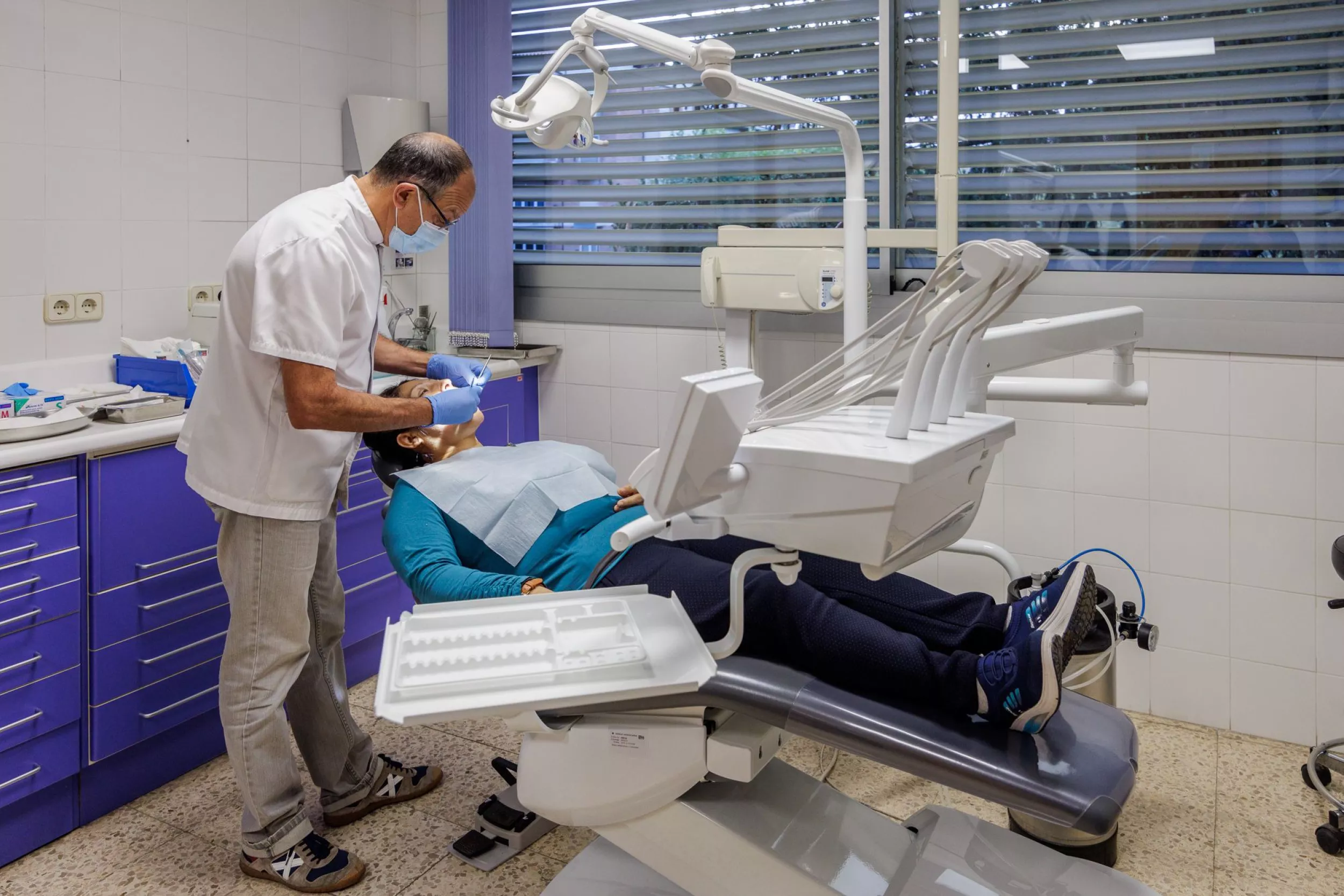 Metge tractant una pacient en una llitera