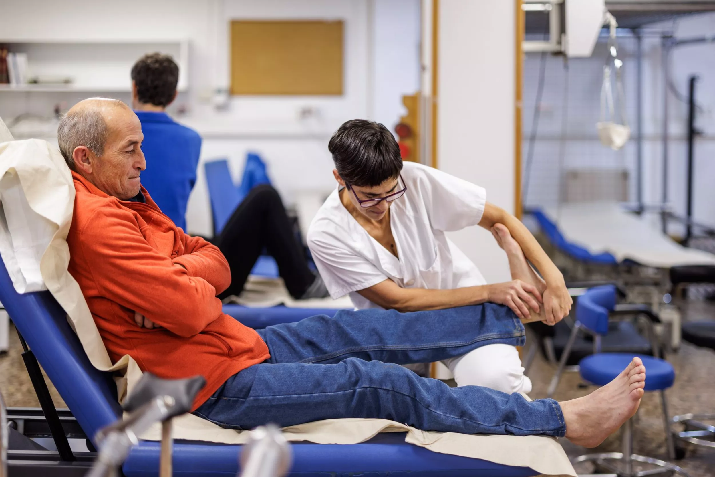 Metgessa fent rehabilitació a un pacient