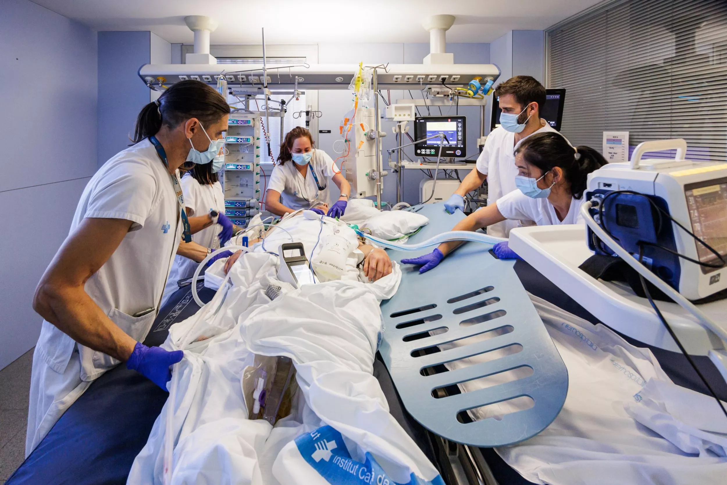 Metges i infermers al quirofan amb un pacient