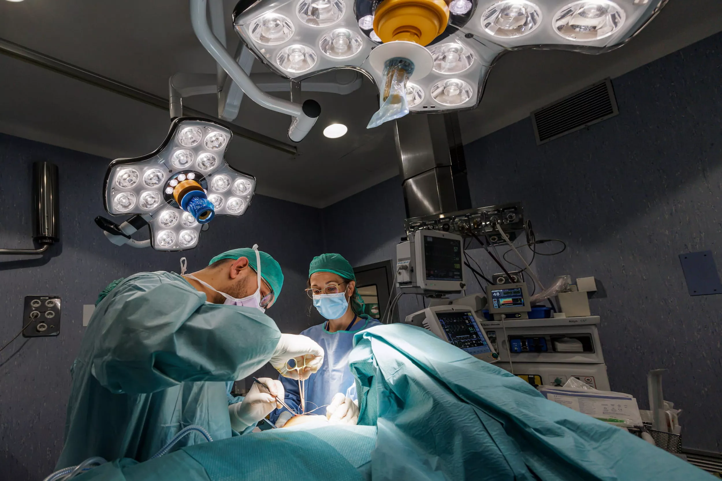 Cirurgià i infermera operant