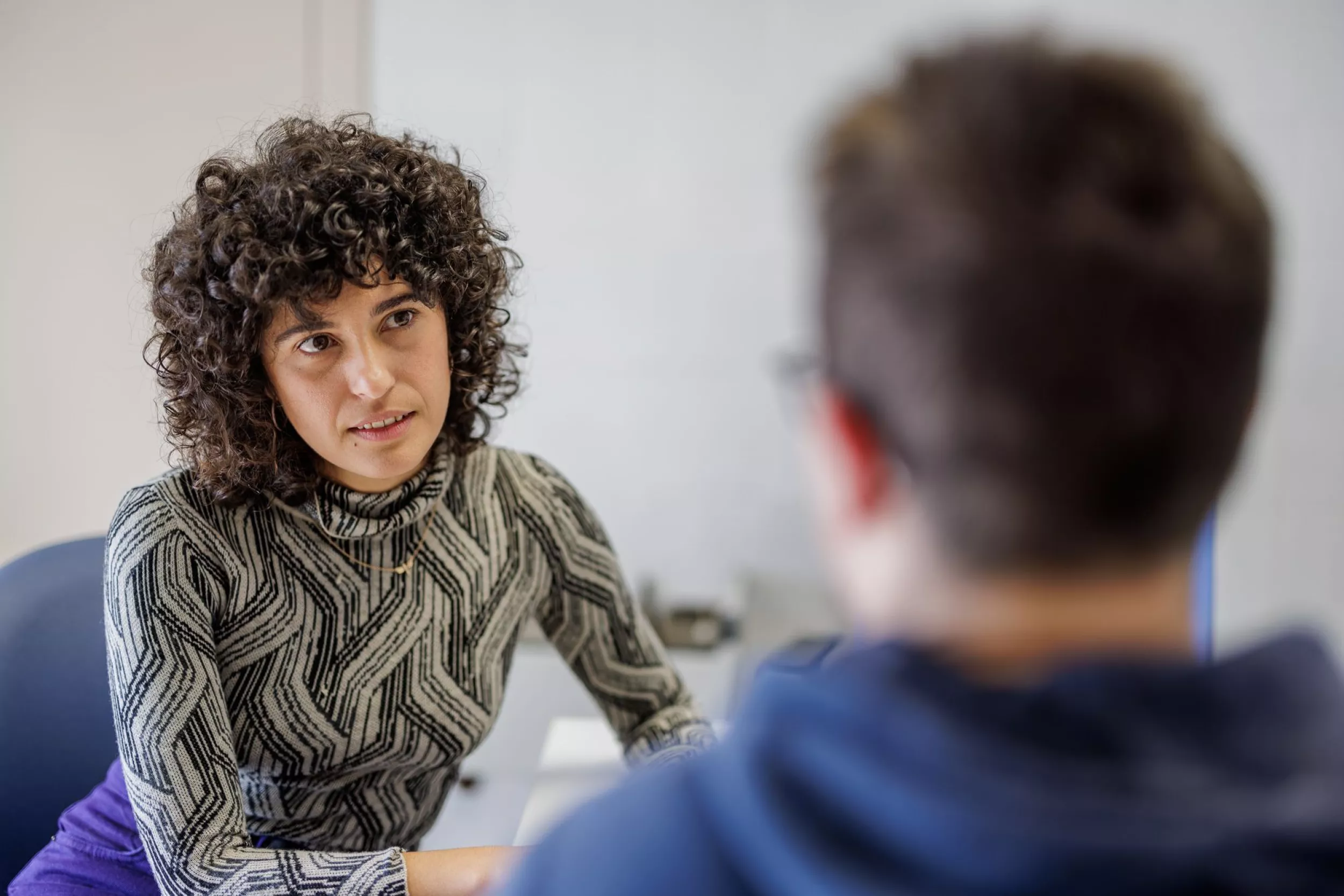 Metge parlant amb un pacient