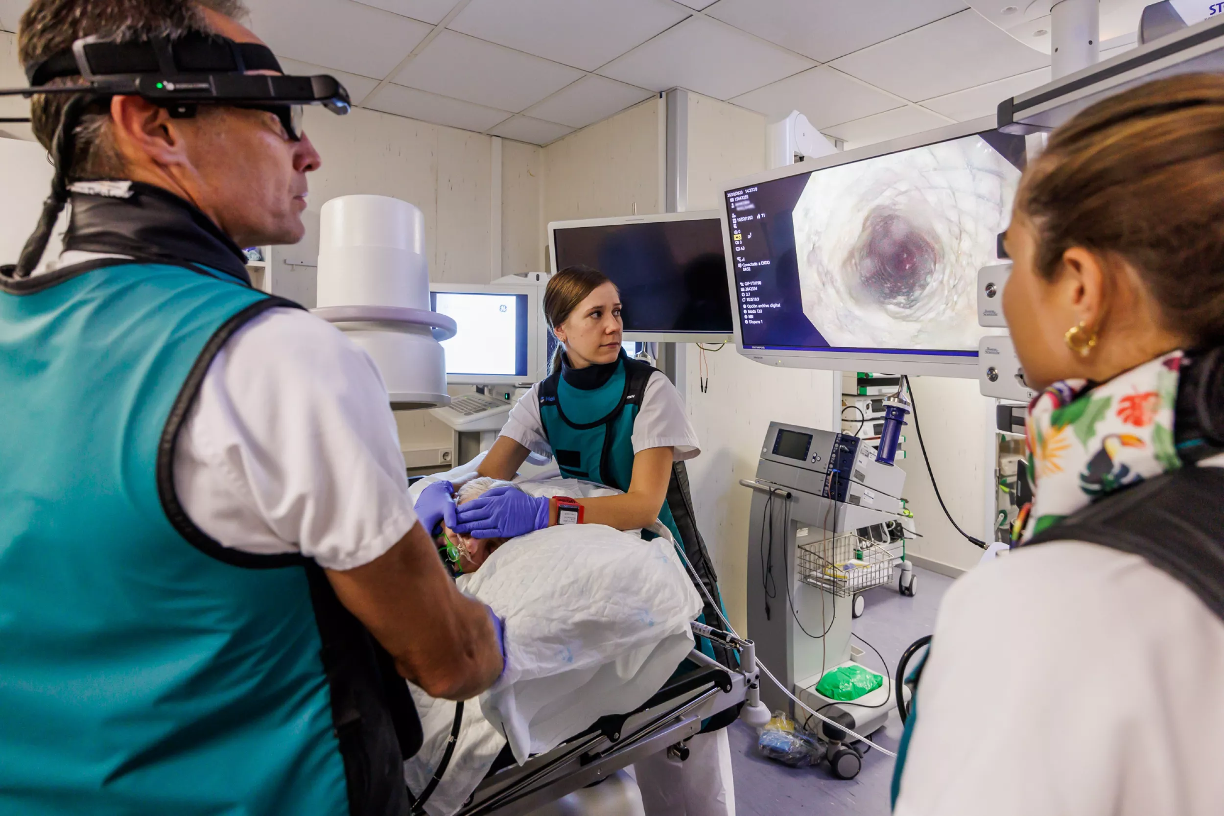 Metges operant de l'aparell digestiu a un pacient