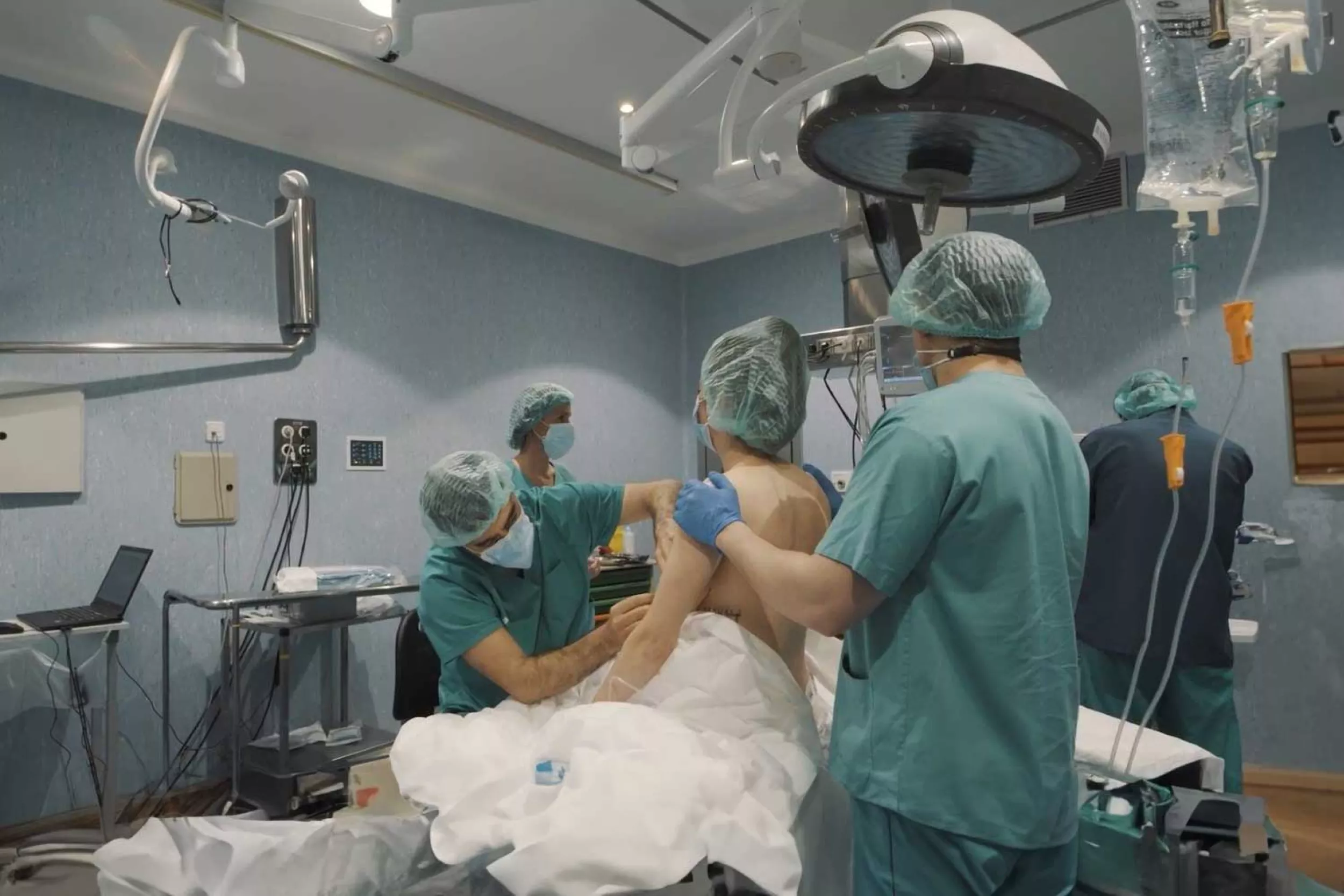 Médicos de cirugía plástica operando a un paciente