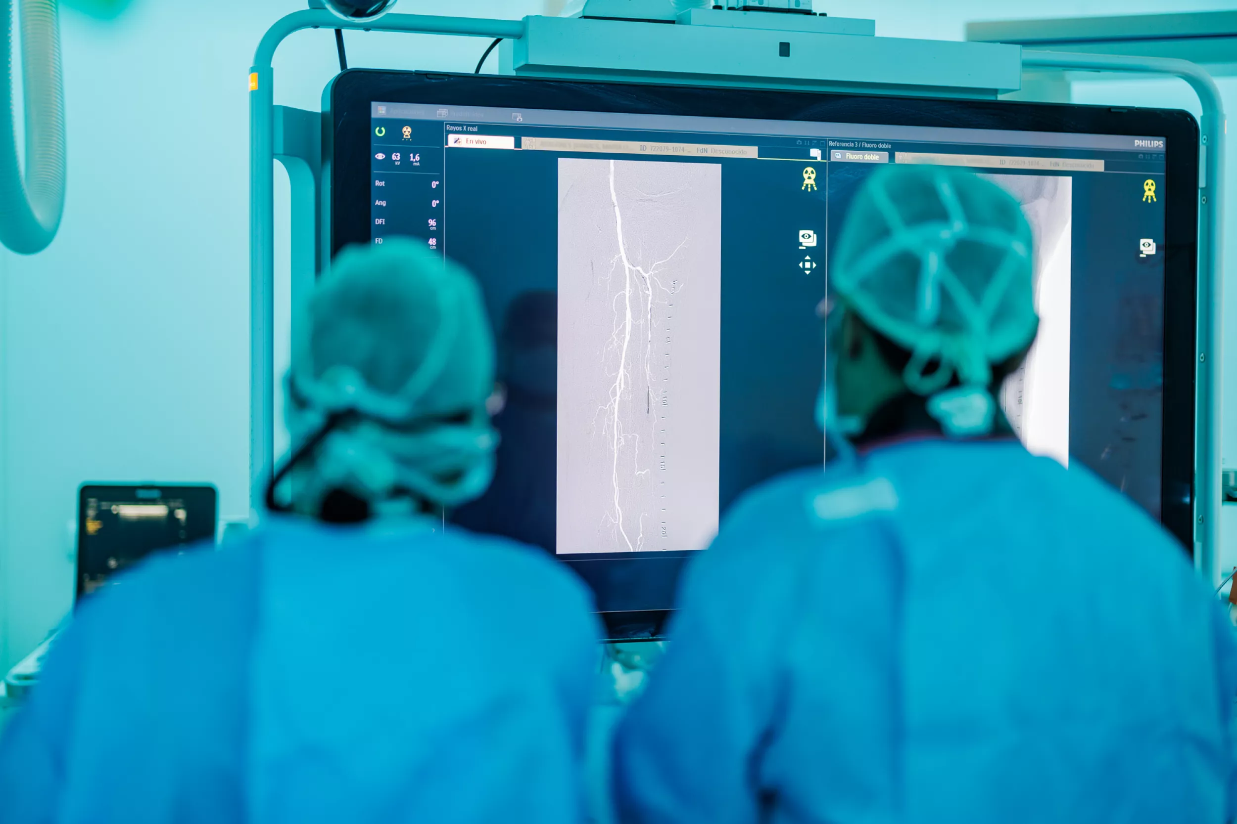 Metges al quiròfan mirant una pantalla