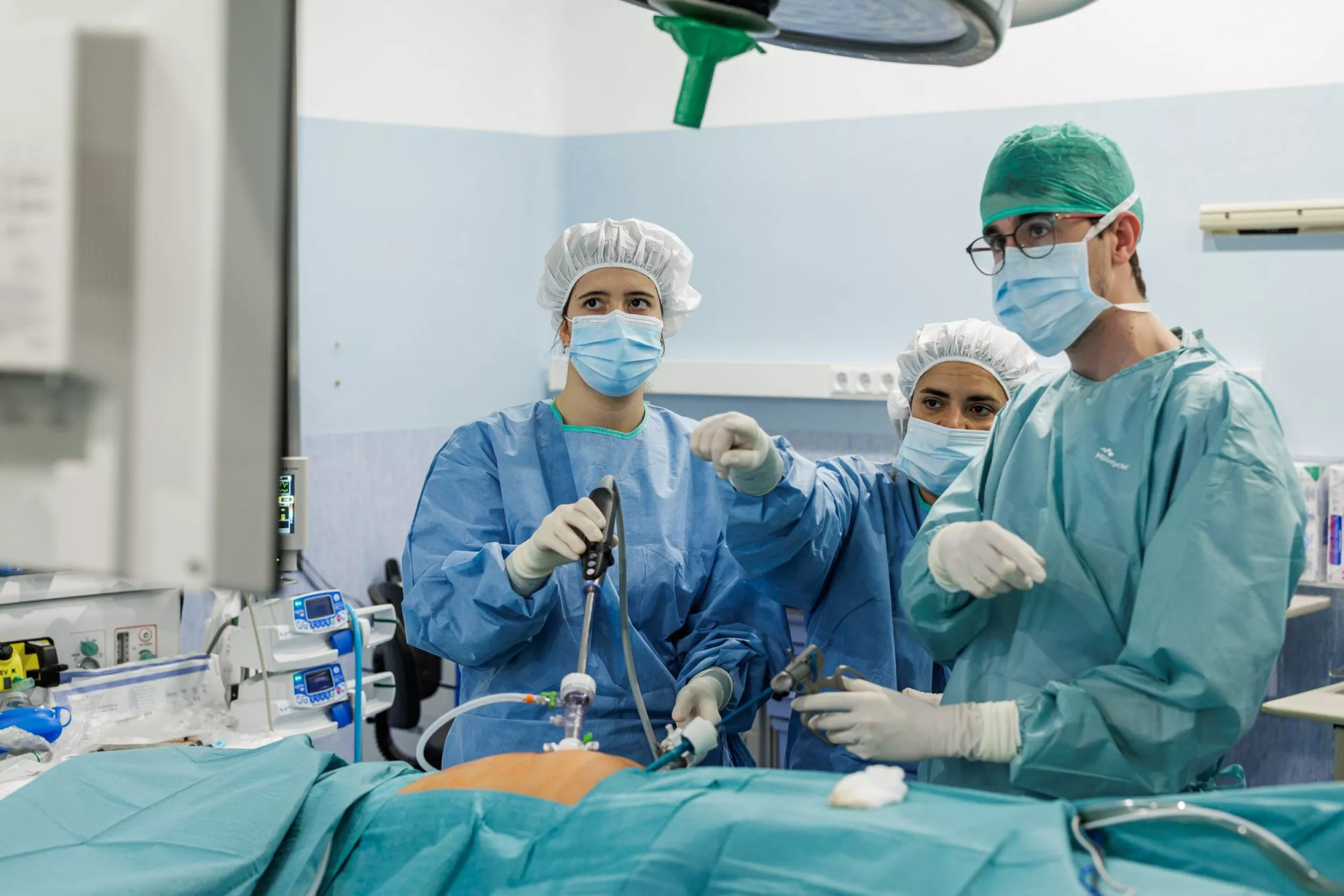 Metges operant un pacient