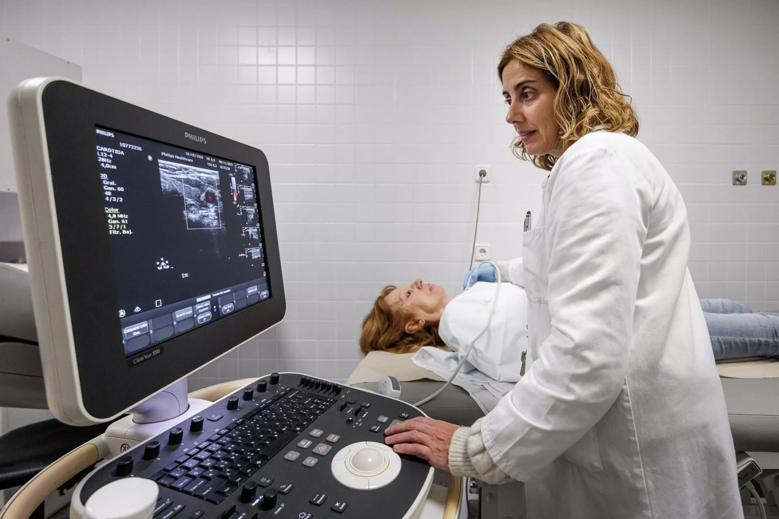 Metge d'endocrinologia tractant un pacient