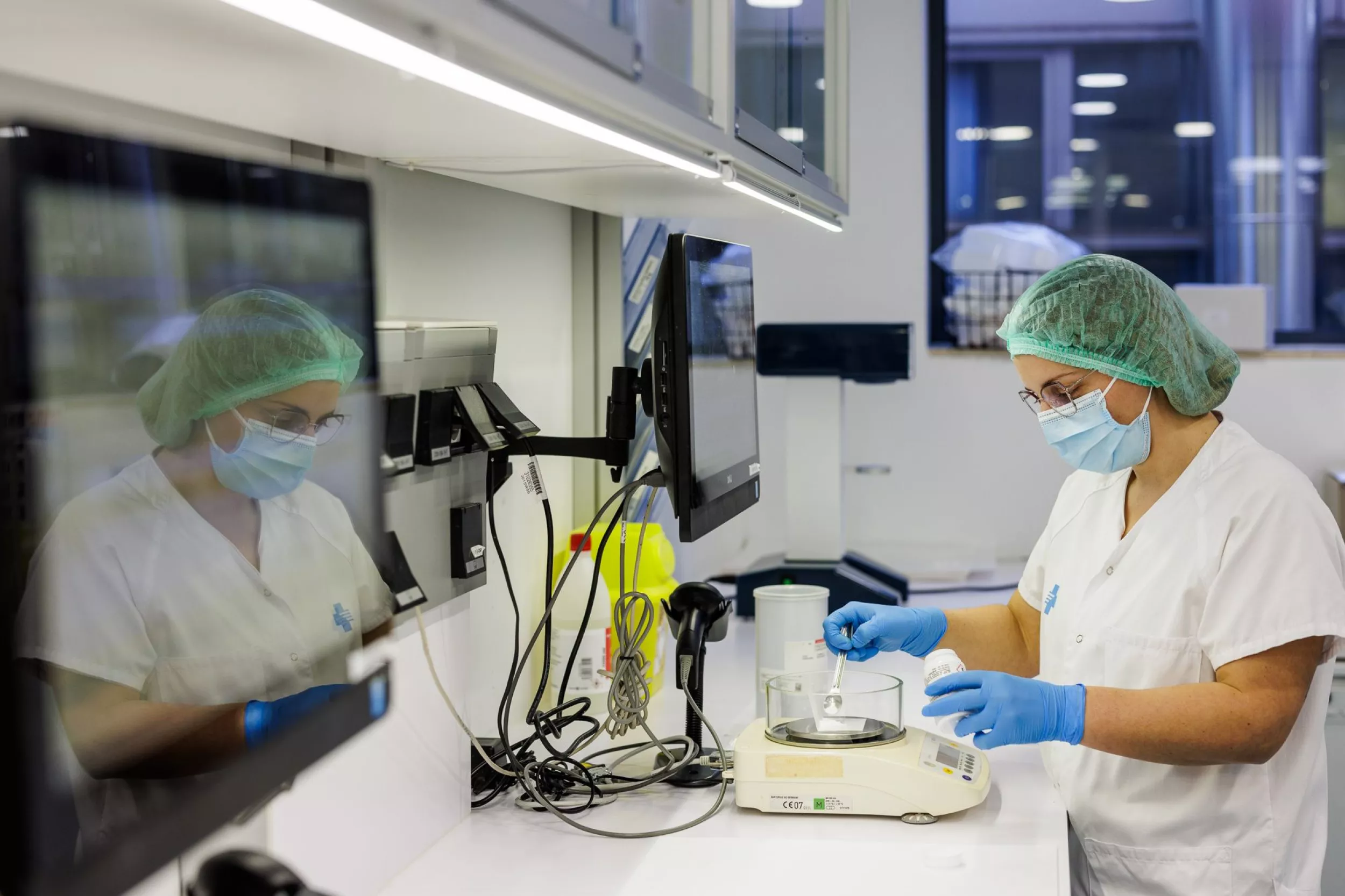 Farmacèutica treballant amb medicaments en un laboratori