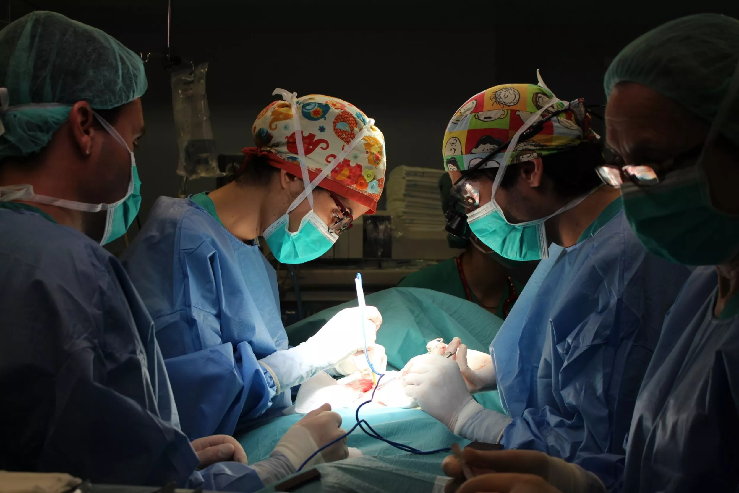 Cuatro cirujanos operando