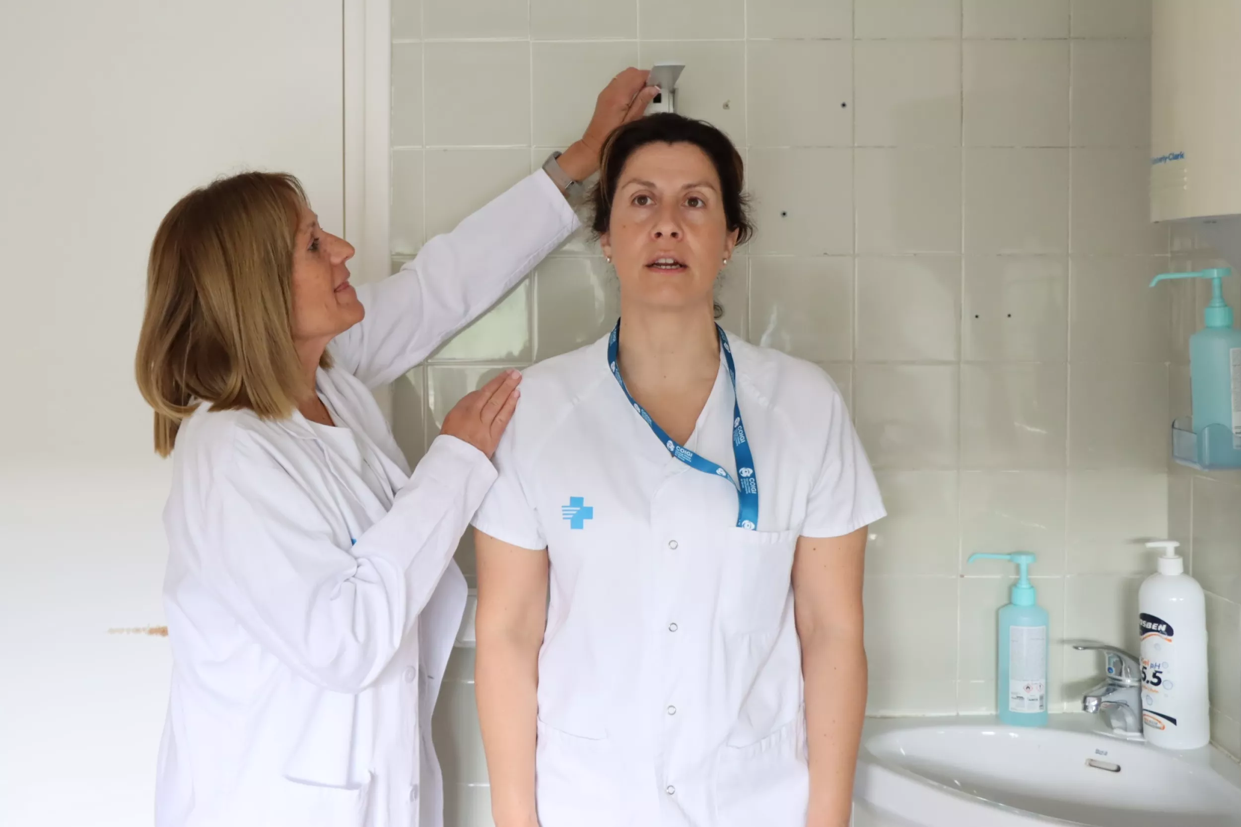 Infermera mesurant una pacient