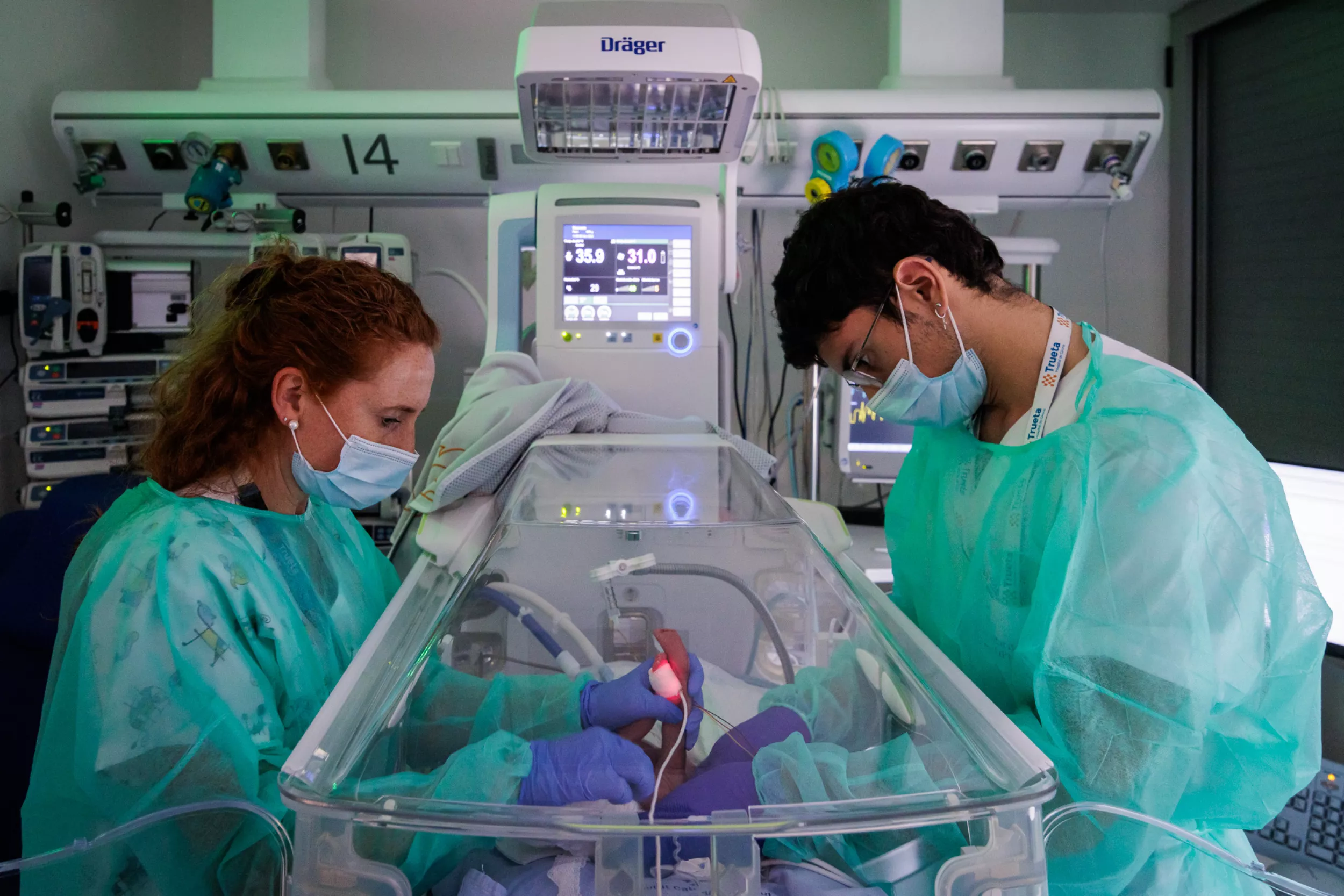 Infermers de pediatria amb un nadó