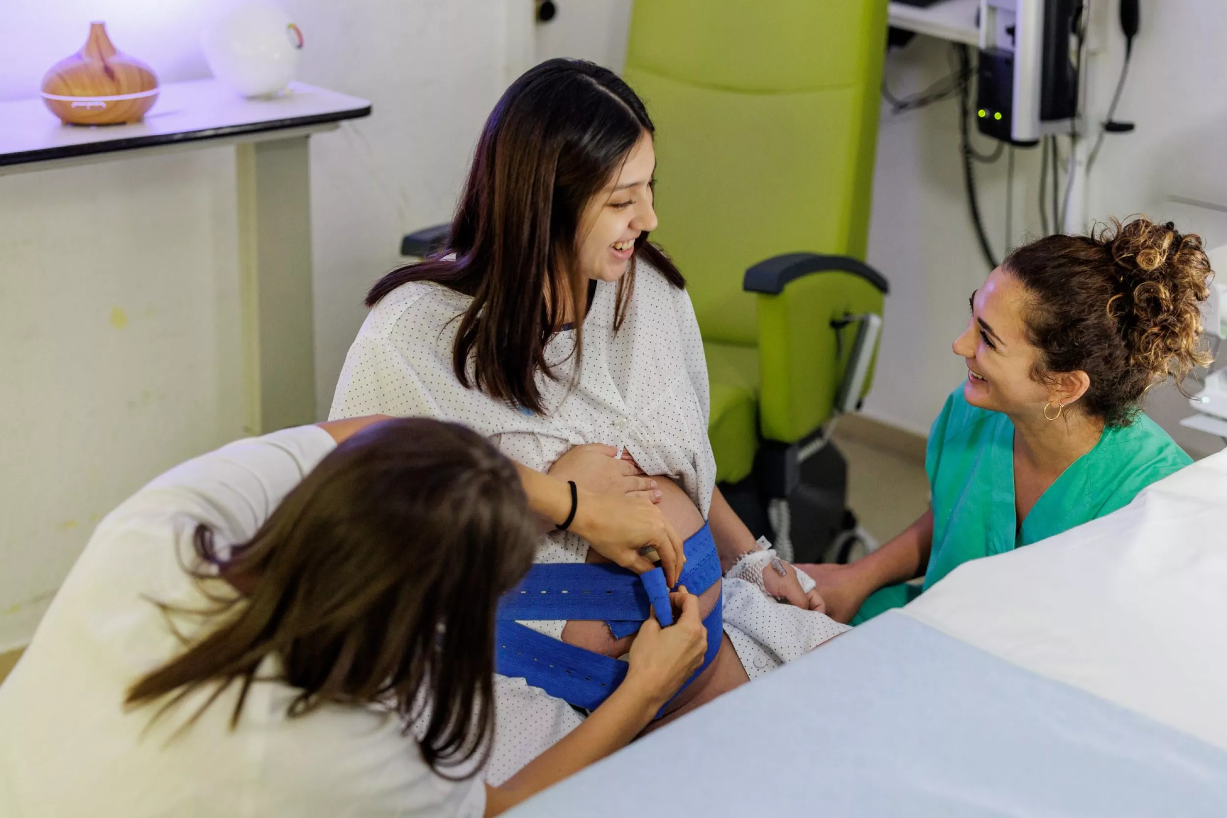 Dues infermeres tractant una pacient