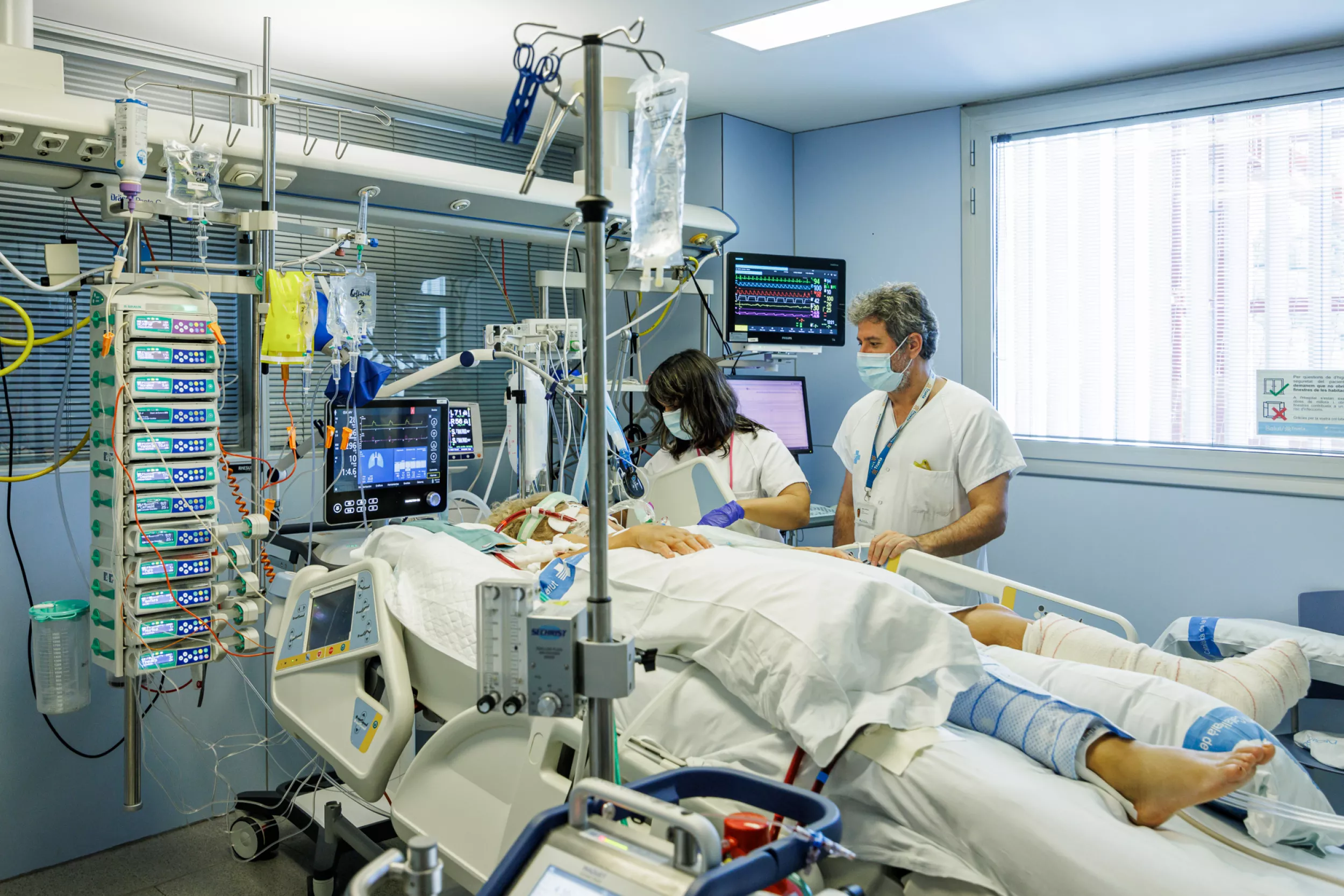 Metges de medicina intensiva amb un pacient