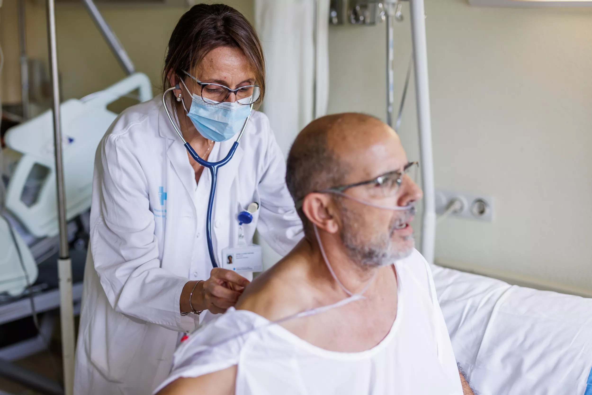 Metge de medicina interna tractant un pacient