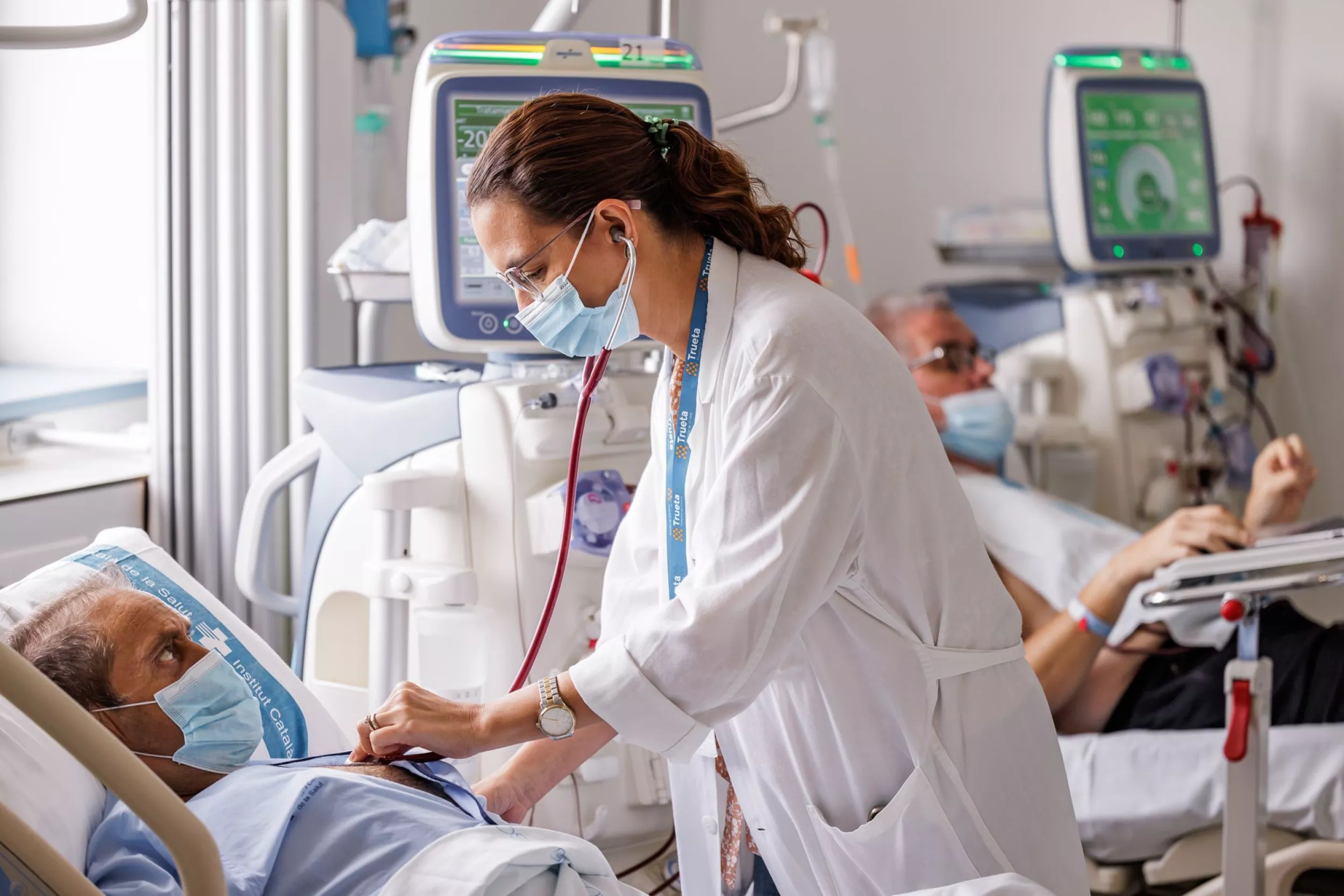 Metge de Nefrologia tractant un pacient