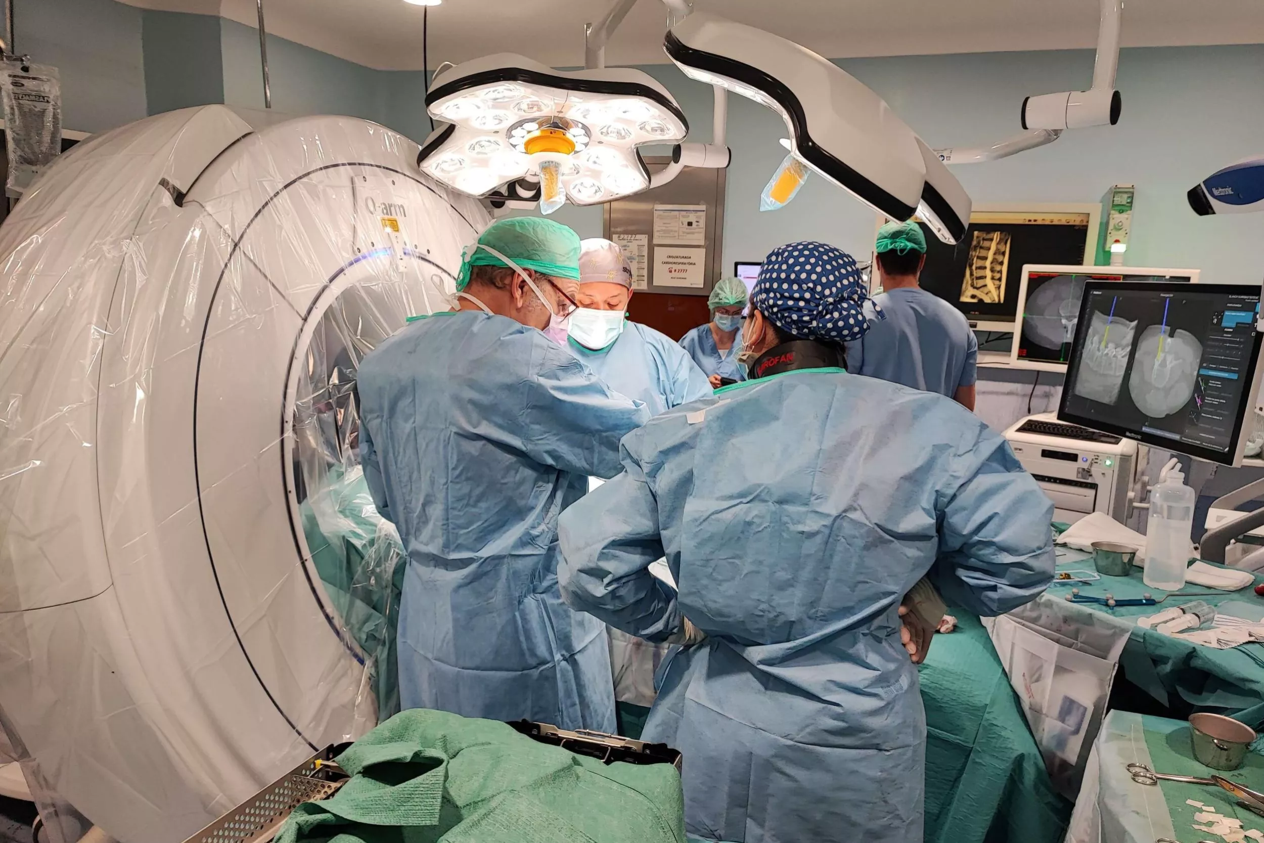 Metges de neurocirurgia operant un pacient en un quirofan