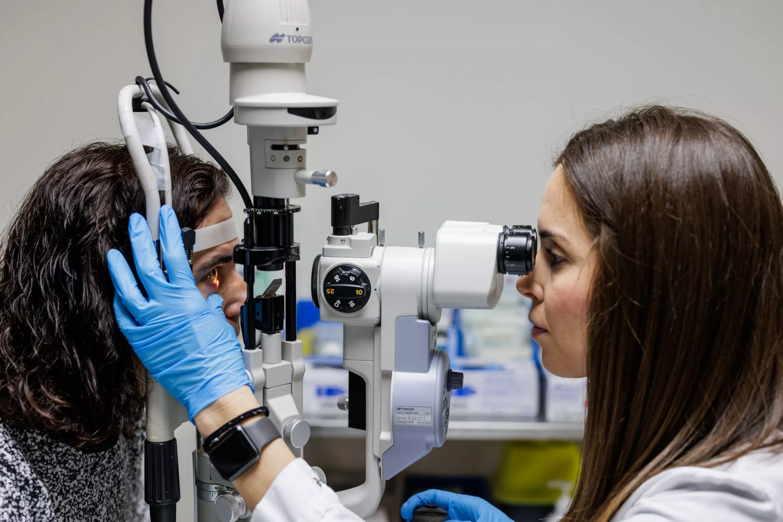 Metge d'oftalmologia tractant una pacient