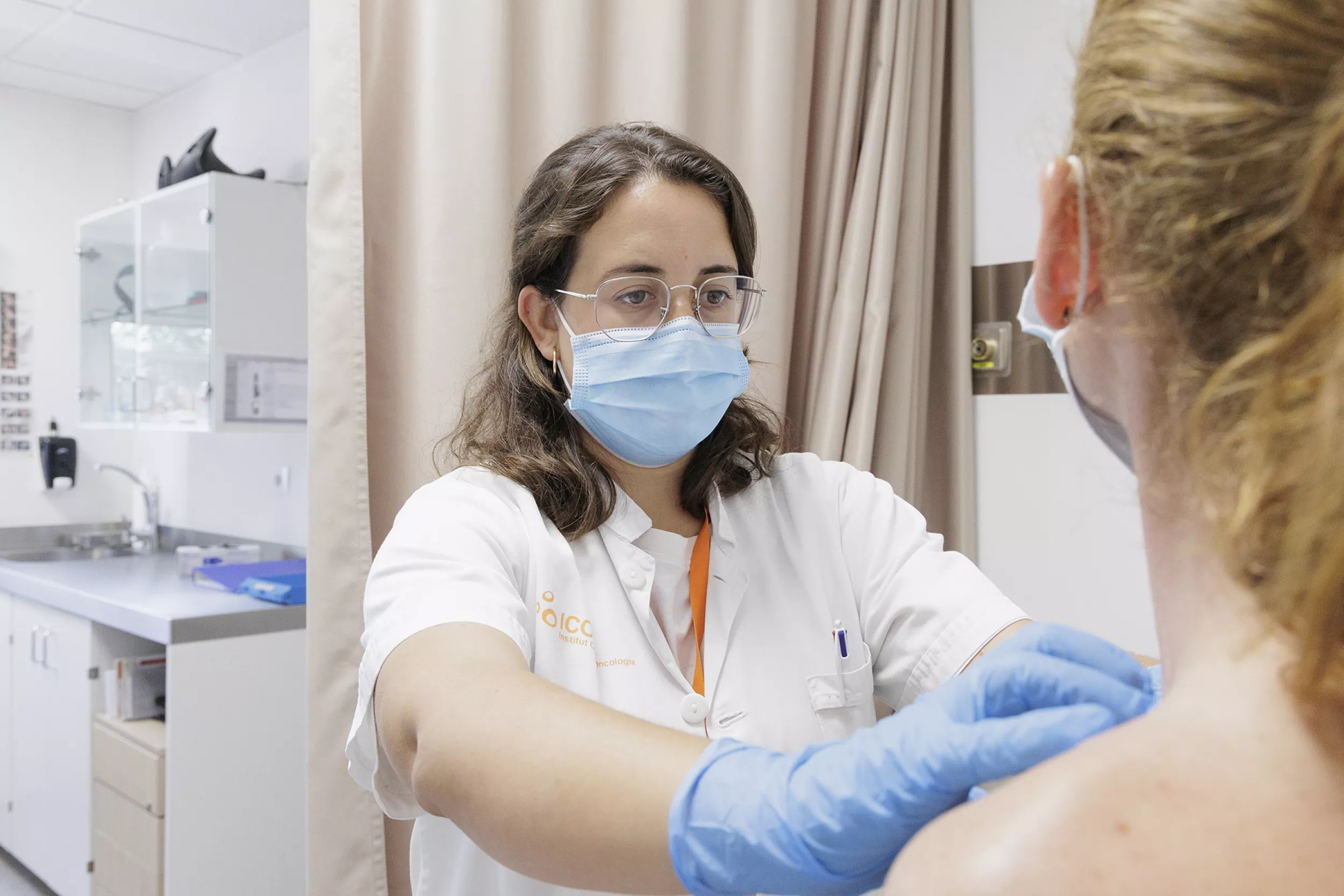 Metge d'Oncologia mèdica tractant una pacient